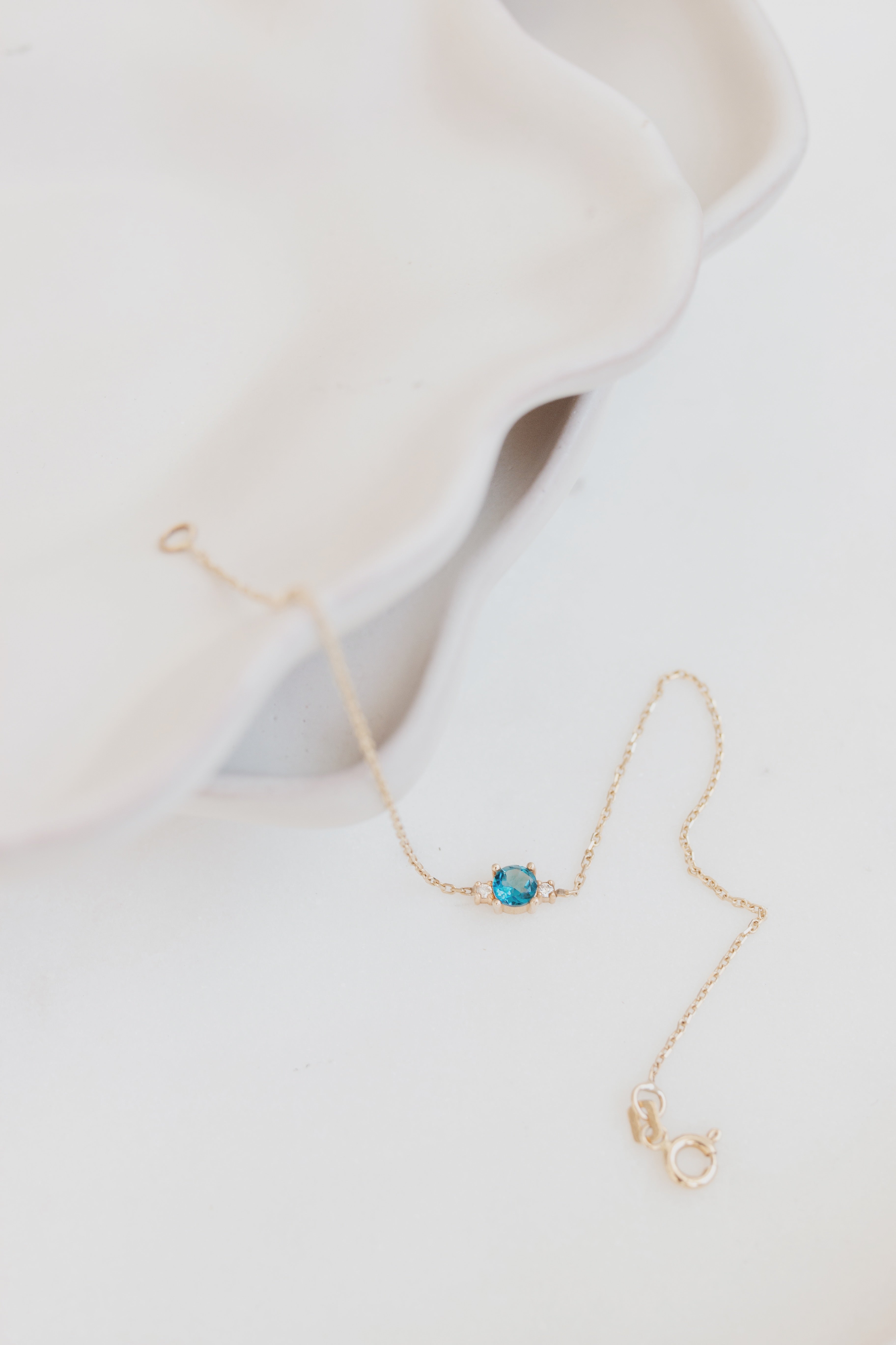 Zlatý náramek s London Blue topazem a diamanty – 14karátové zlato