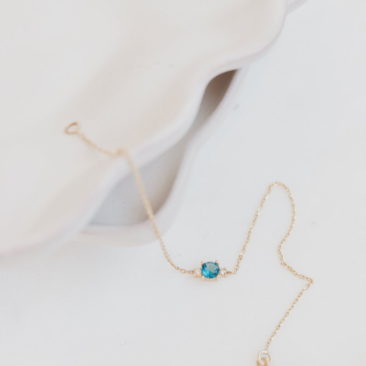 Zlatý náramek s London Blue topazem a diamanty – 14karátové zlato