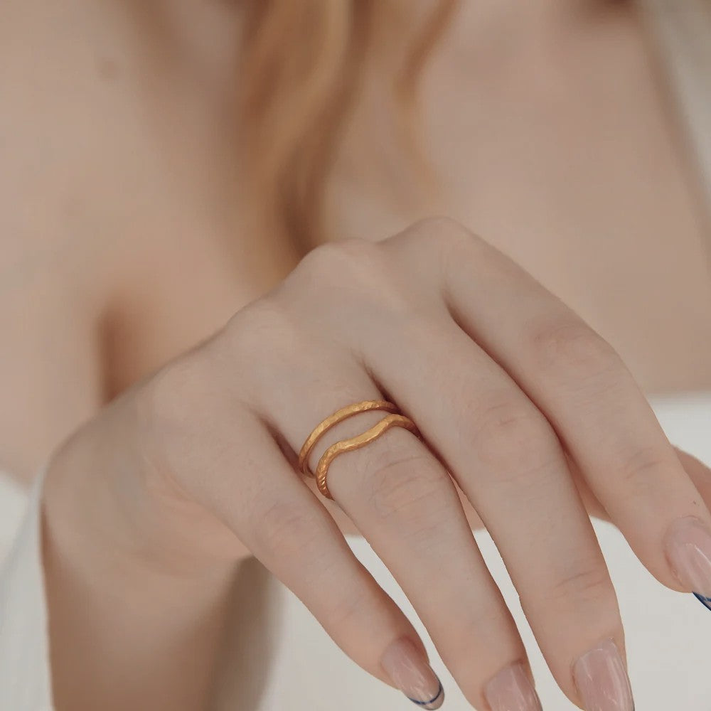 Kladívkovaný křivkový snubní prsten – 14K zlato