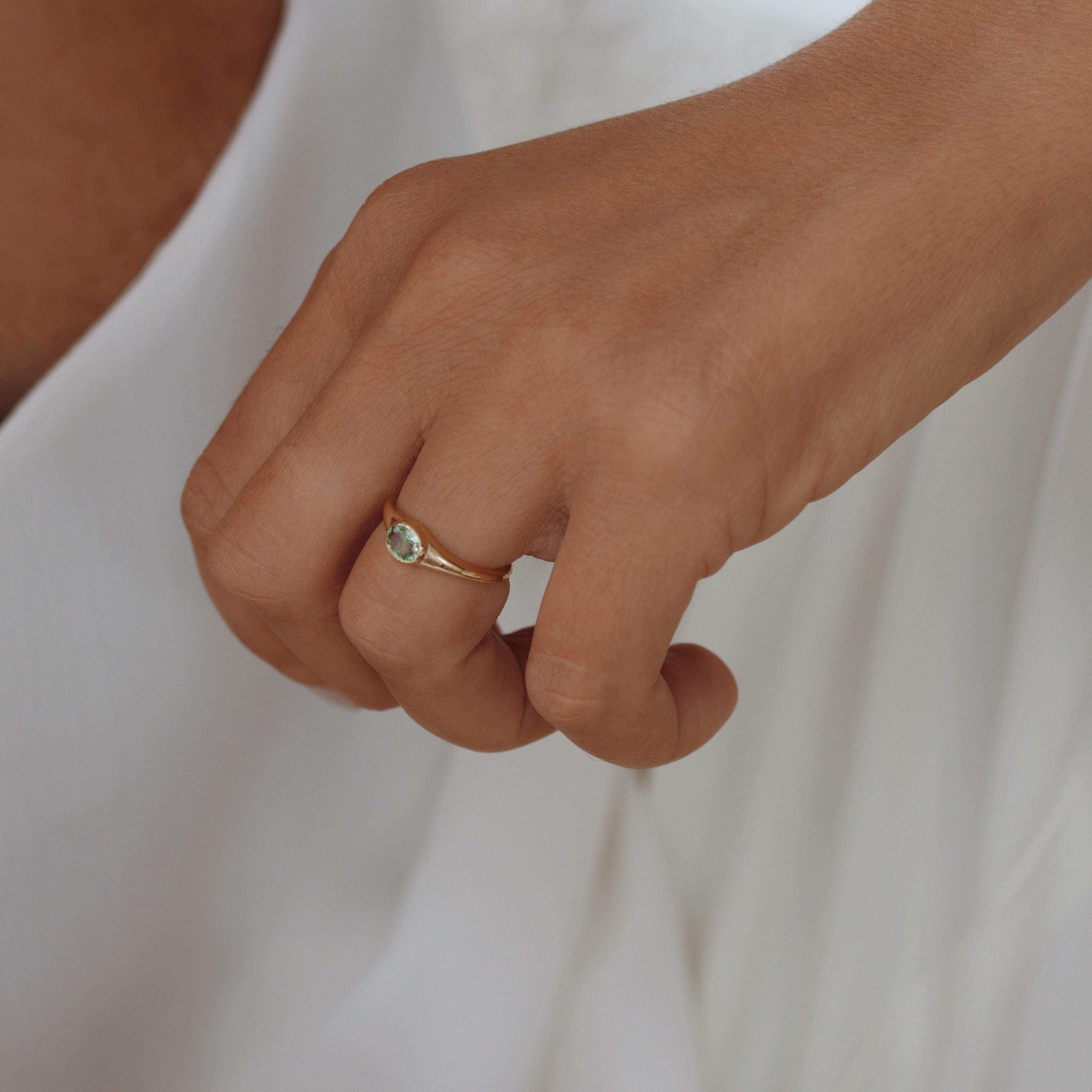 Green Sapphire Signet Ring - Alternative Engagement Ring Orizzo fine jewelry