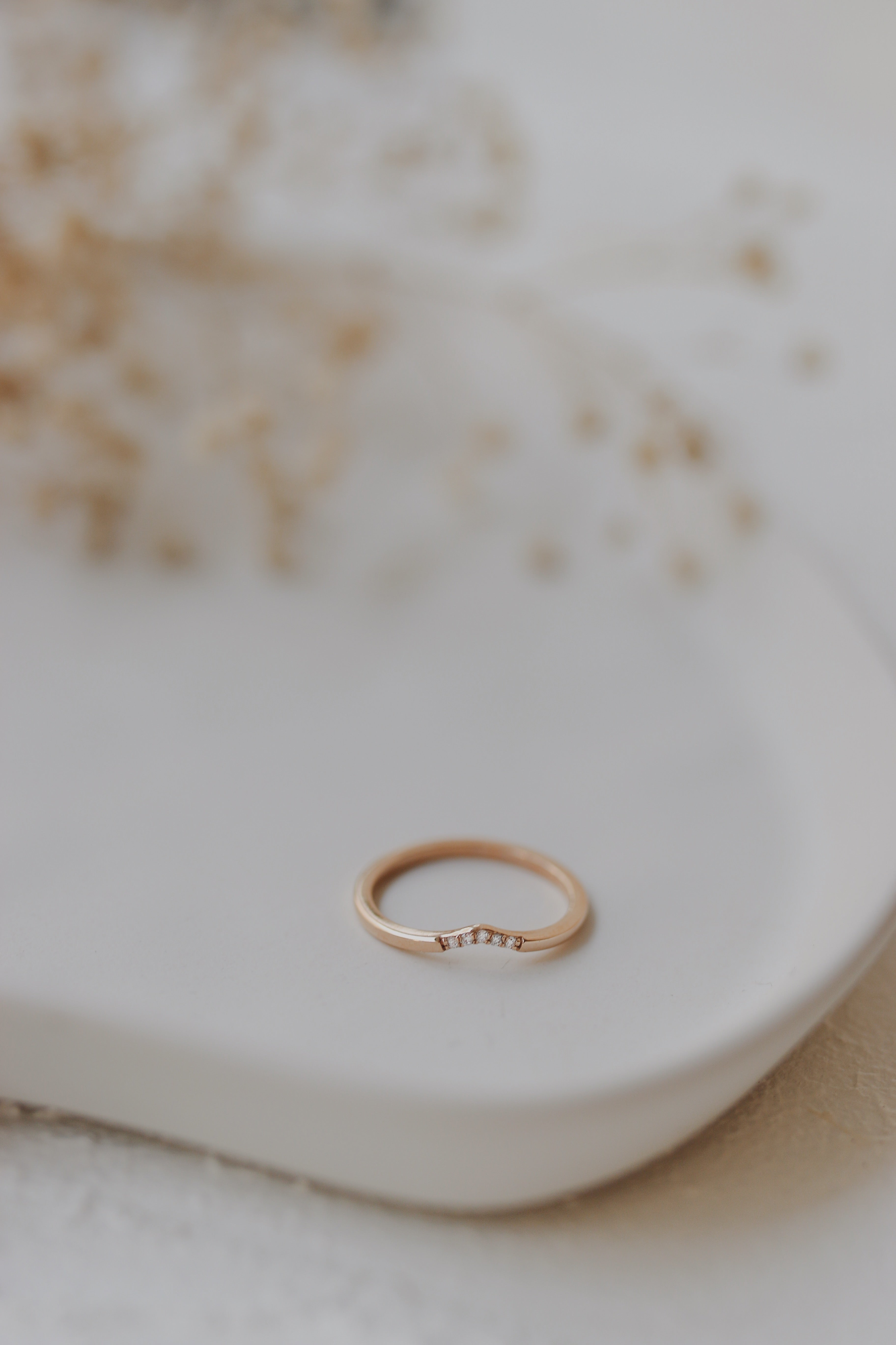 Dainty Curved Wedding Ring with Diamonds Orizzo fine jewelry