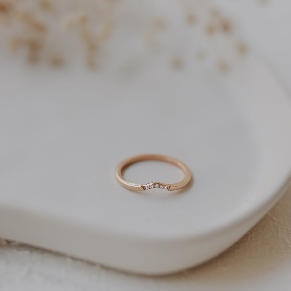 Dainty Curved Wedding Ring with Diamonds Orizzo fine jewelry