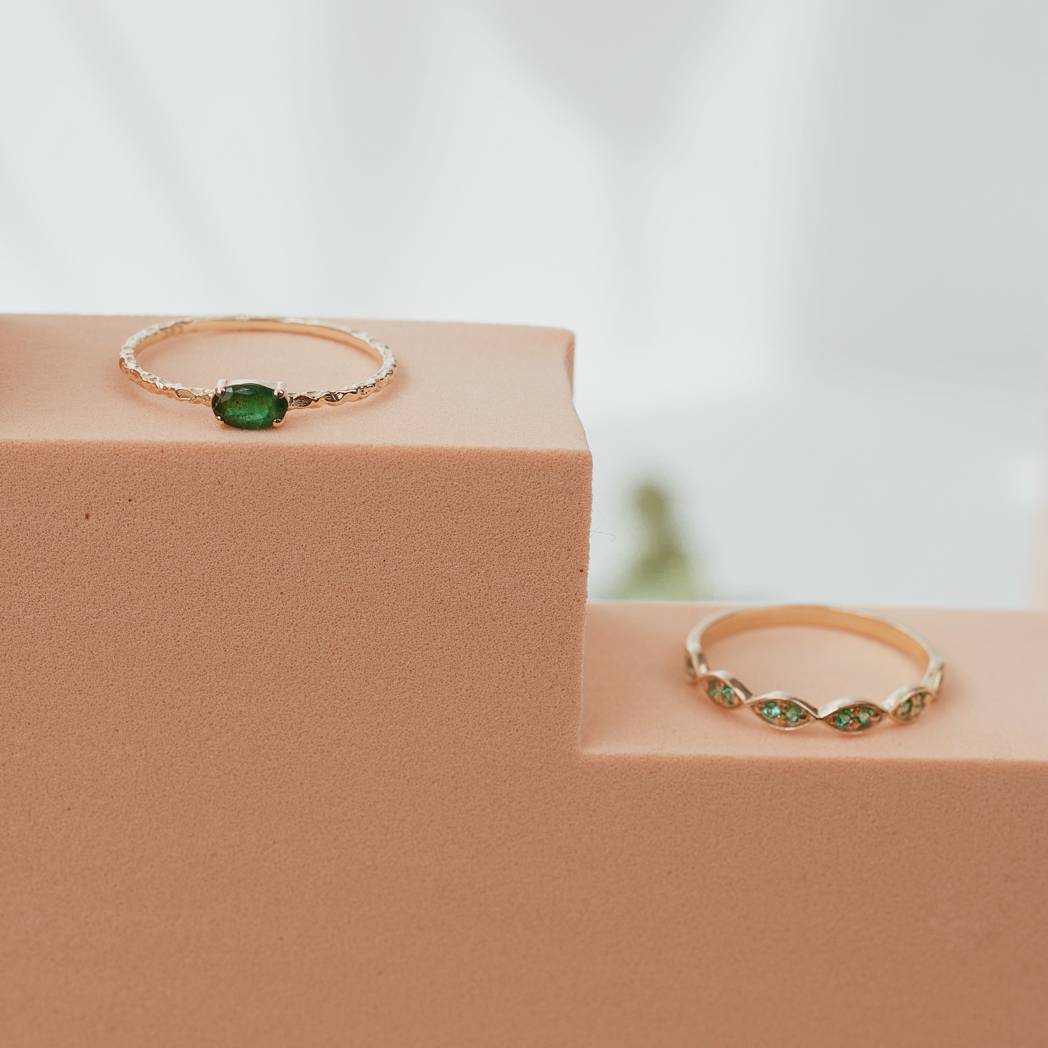 Solitaire Oval Emerald Ring in 14K Gold Orizzo fine jewelry