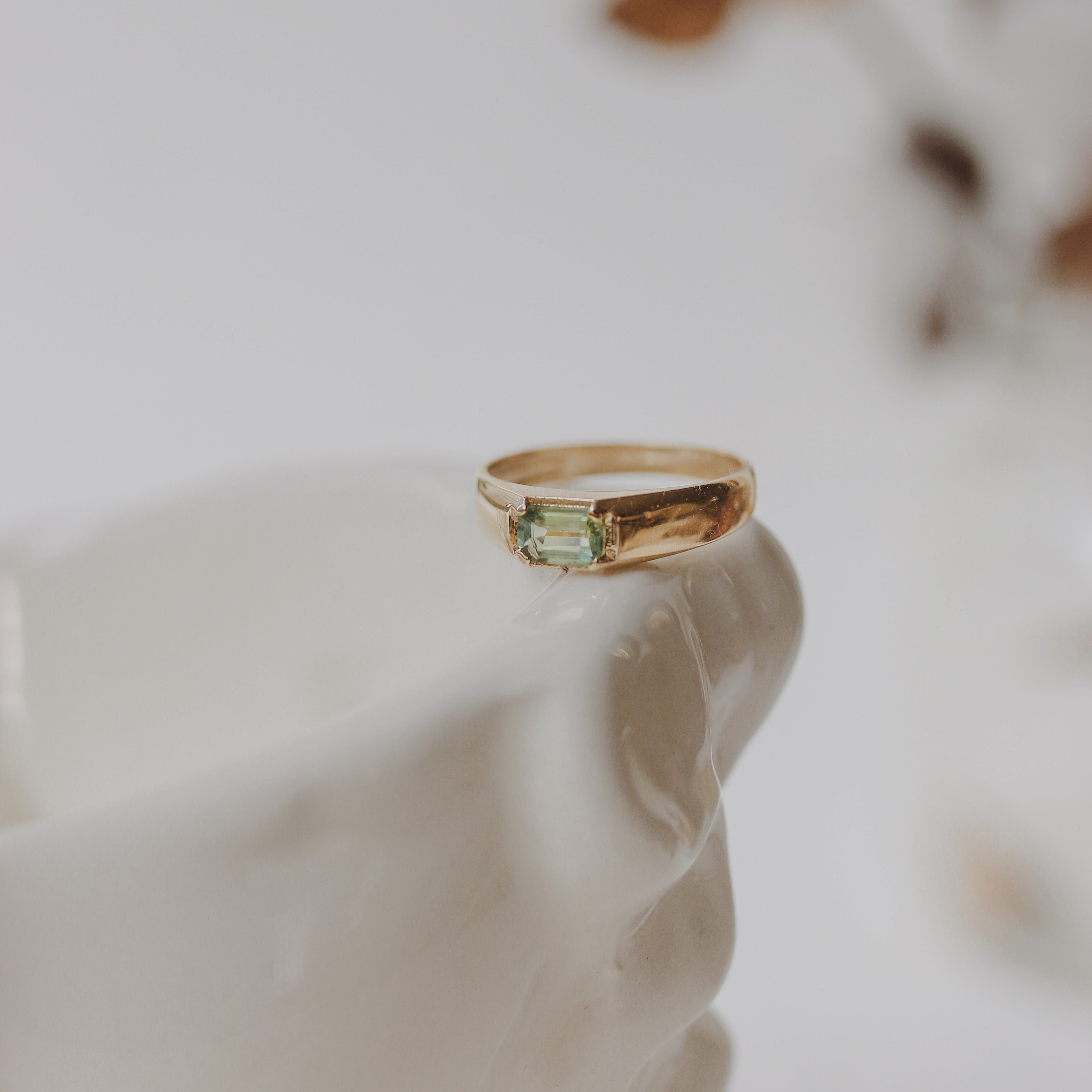Green Sapphire Signet Ring In 14k Gold Orizzo fine jewelry