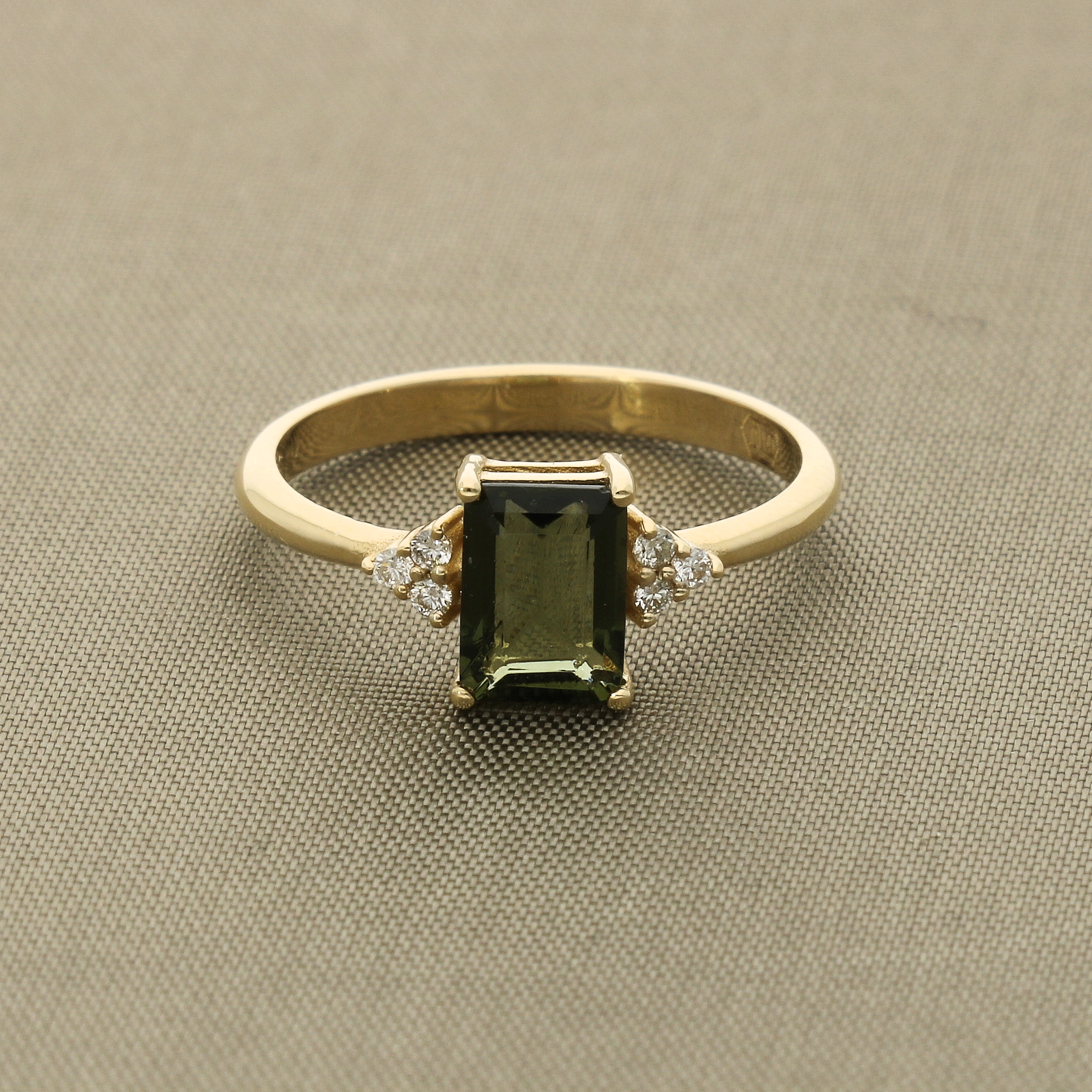 Emerald řezaný zásnubní prsten moldavitu s diamanty