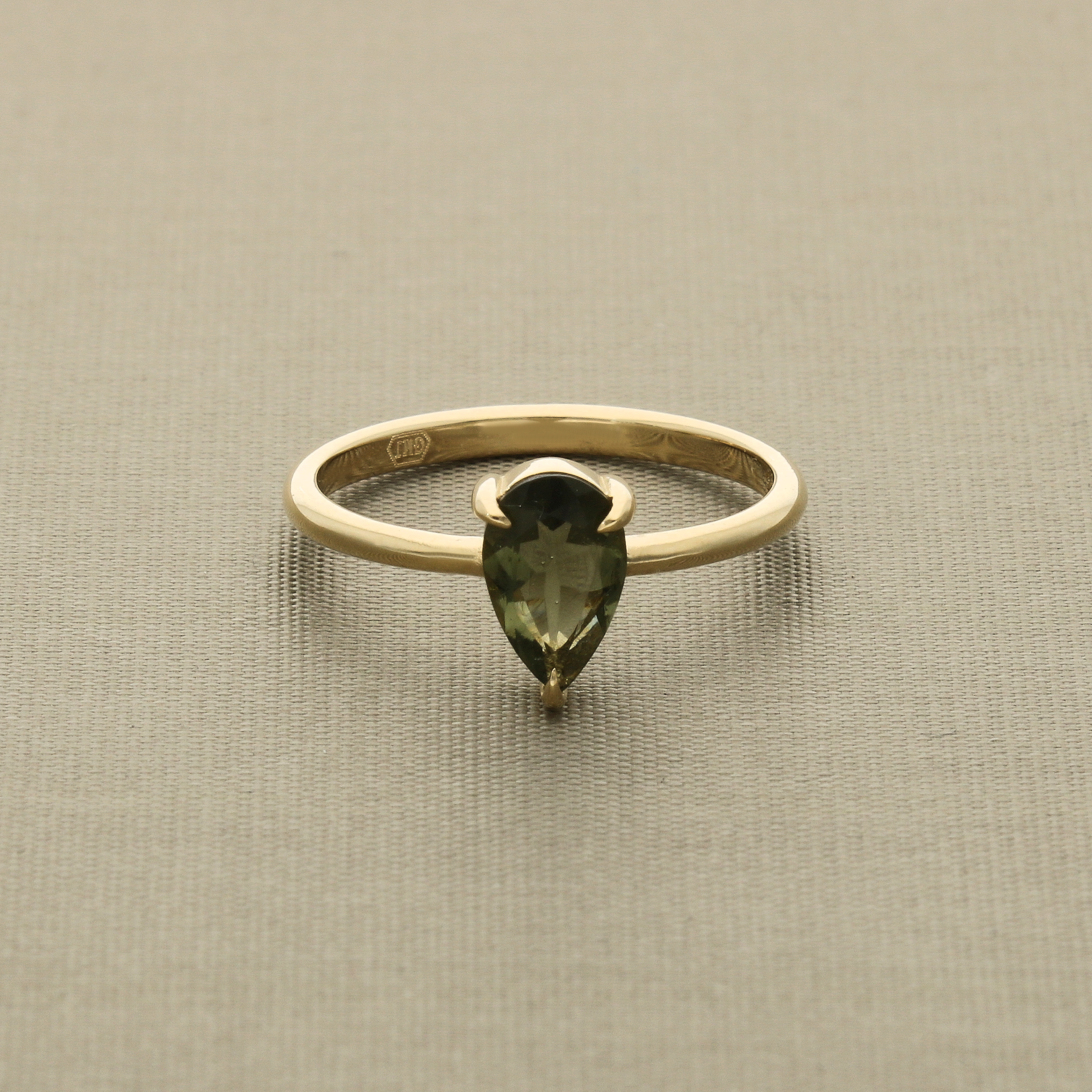 Tropfenförmiger Moldavit Ring in Krappenfassung