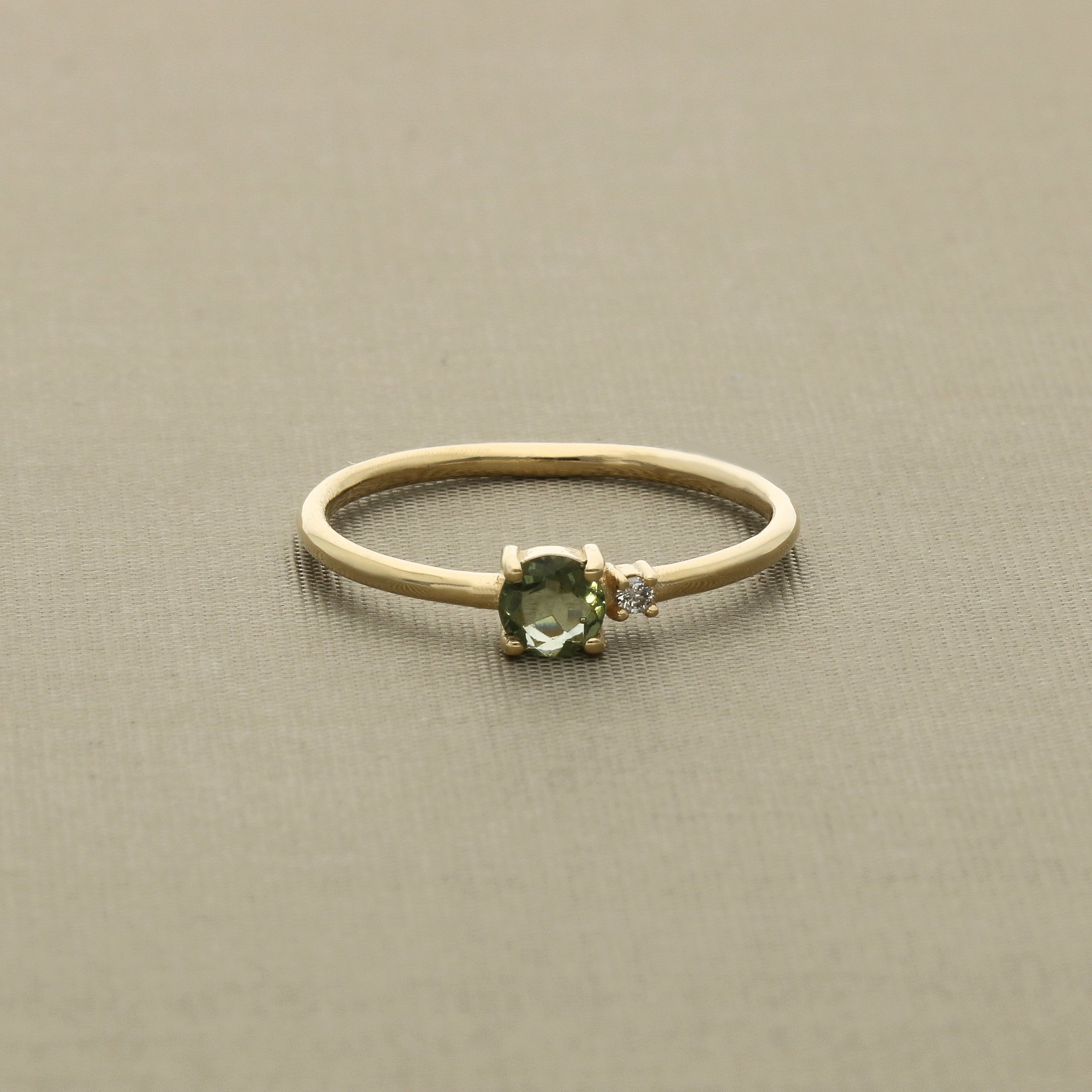 Jemný zásnubní prsten s kulatým vltavínem a diamantem ze 14karátového zlato
