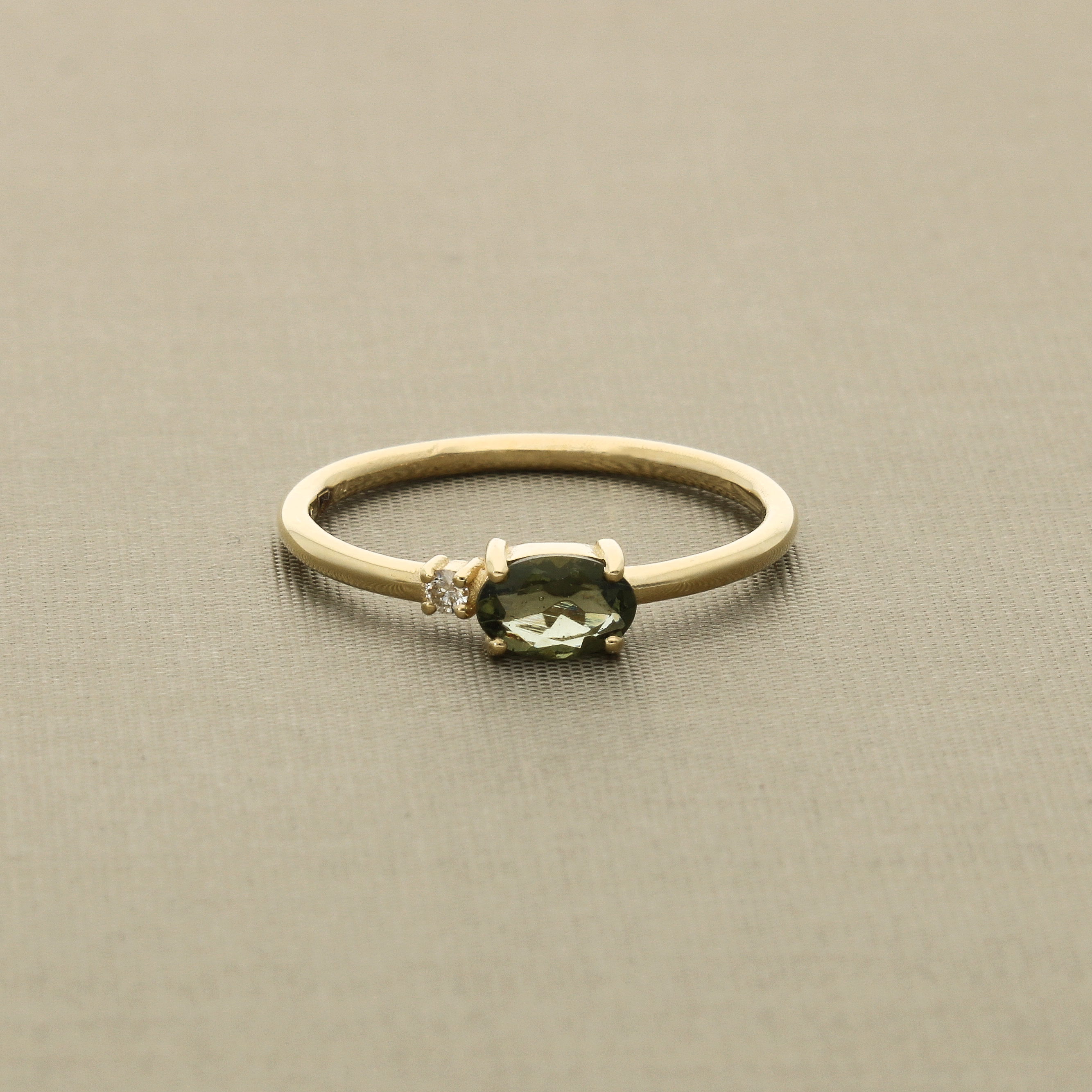 Double Stone Moldavit Ring mit Diamant