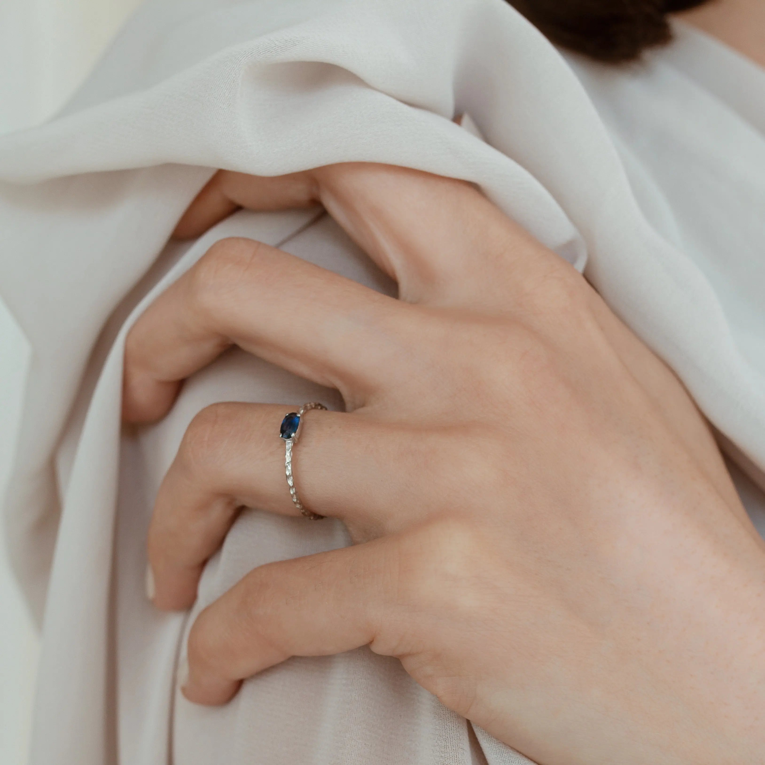 Solitaire Oval Blue Sapphire Ring in 14K Gold Orizzo fine jewelry