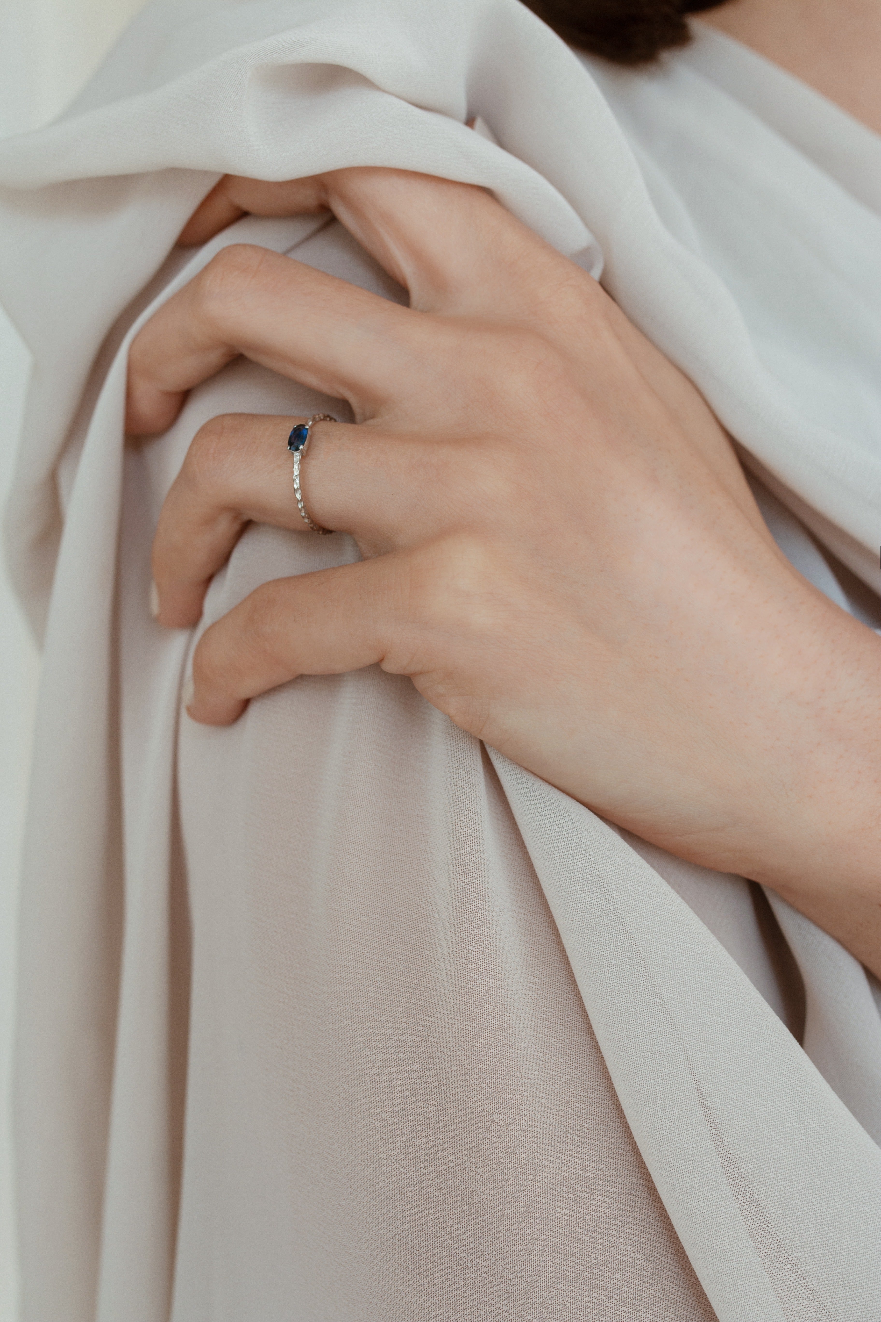 Solitaire Oval Blue Sapphire Ring in 14K Gold Orizzo fine jewelry