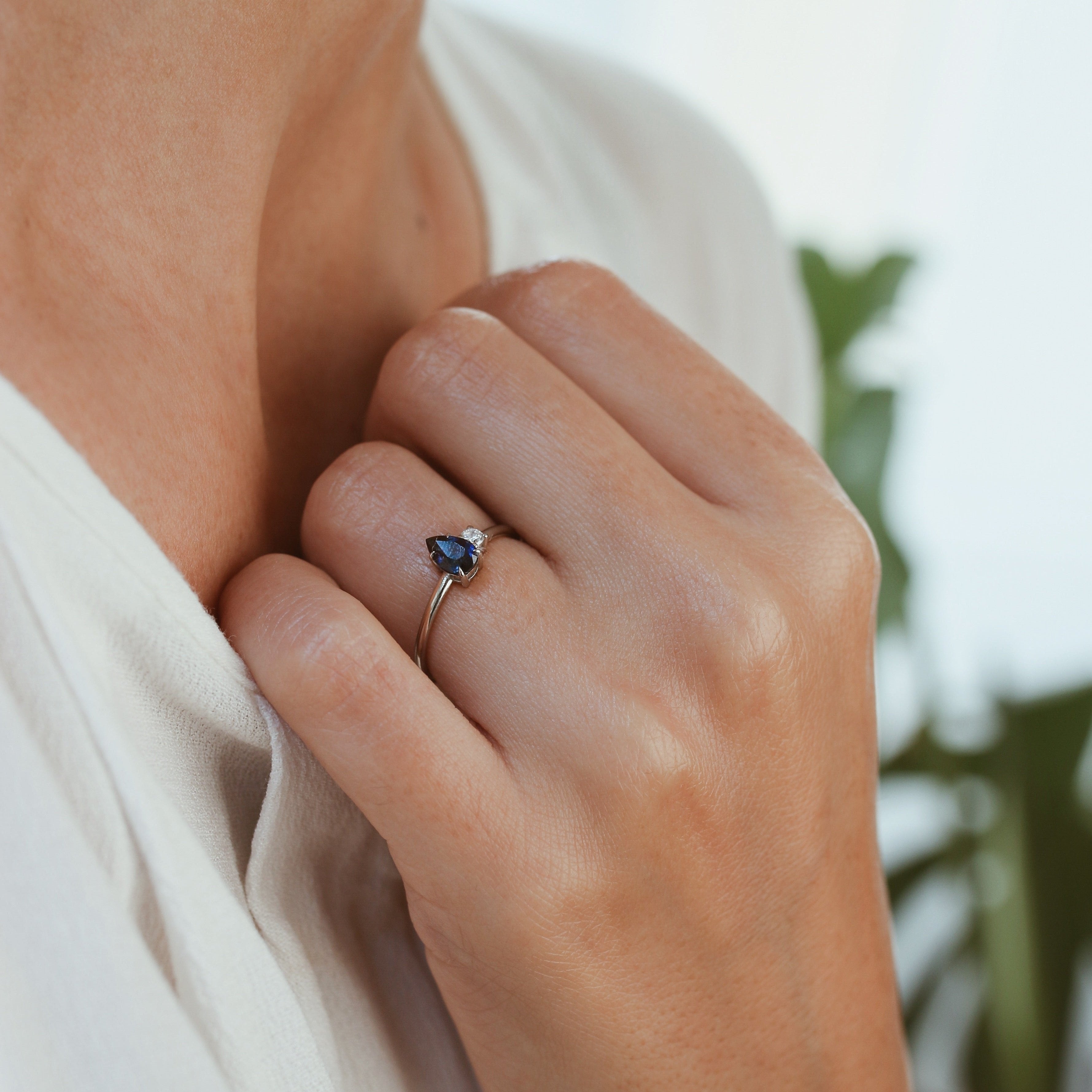 Prsten ve tvaru hrušky s modrým safírem a diamantem - alternativní svatební prsten
