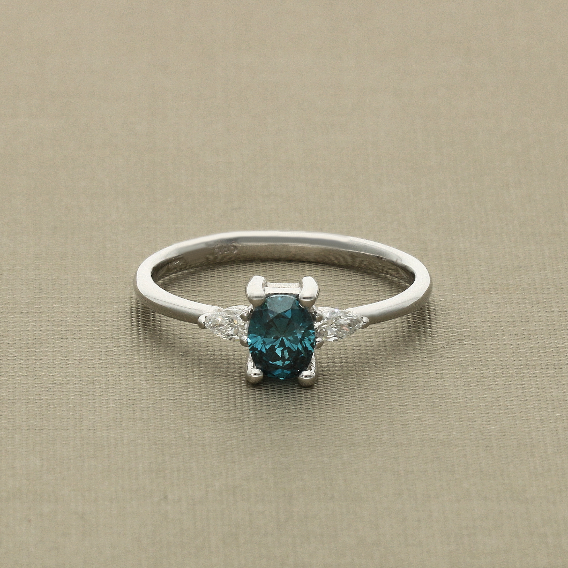 Drei-Stein Blauer Diamant Ring
