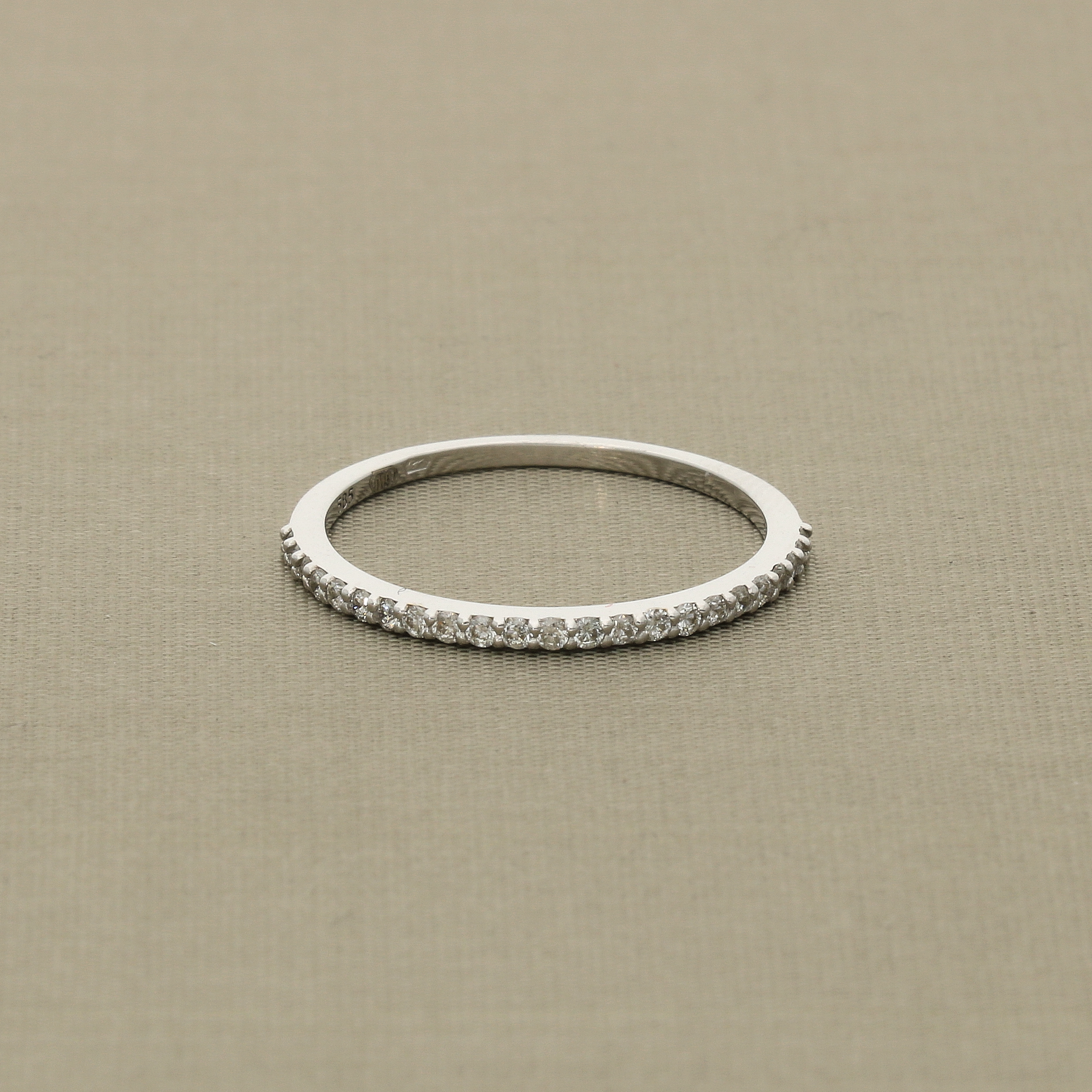 Schmaler Halb-Alliance Diamant Ring