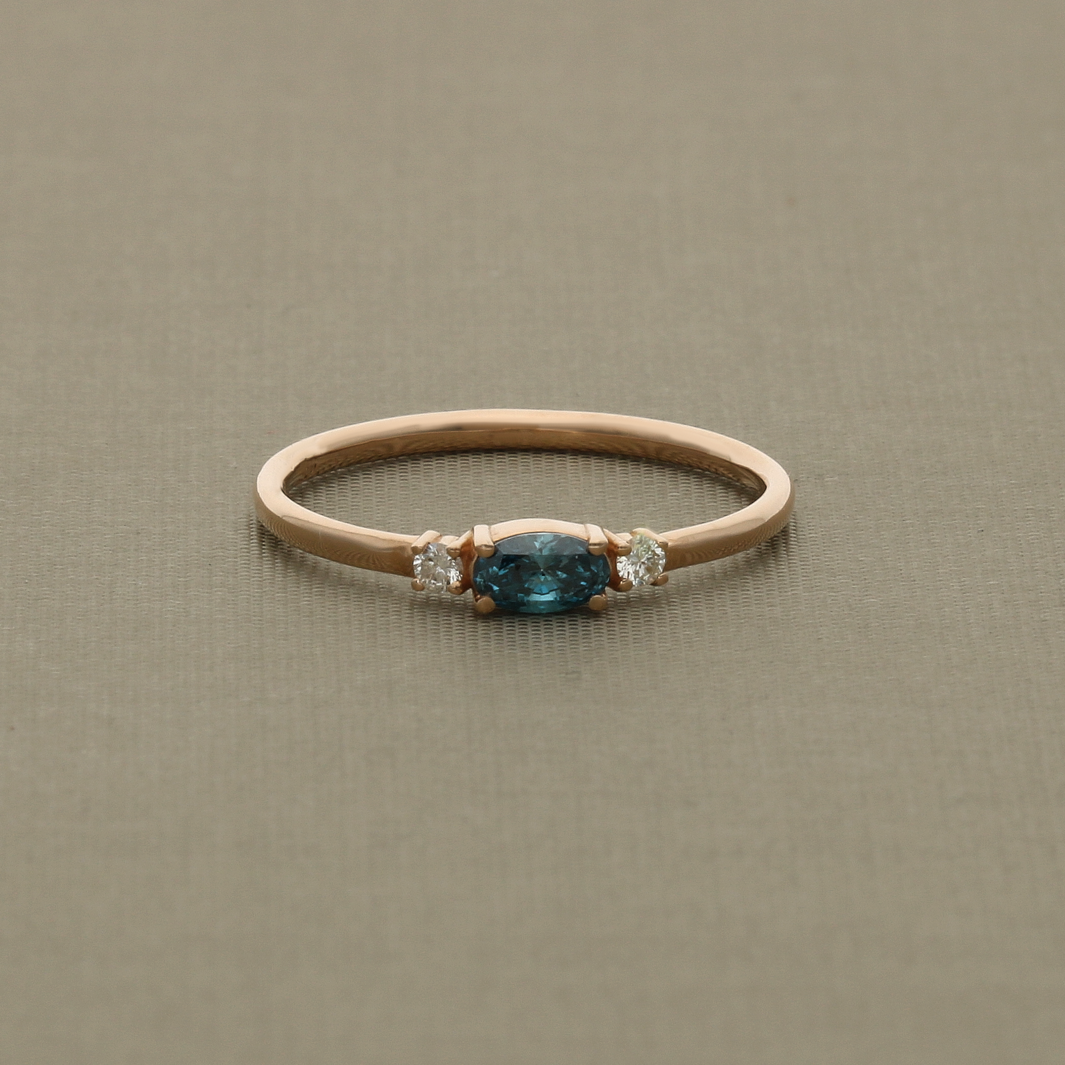 Prsten s horizontálně usazeným modrým diamantem a bílými diamanty – 14karátové zlato