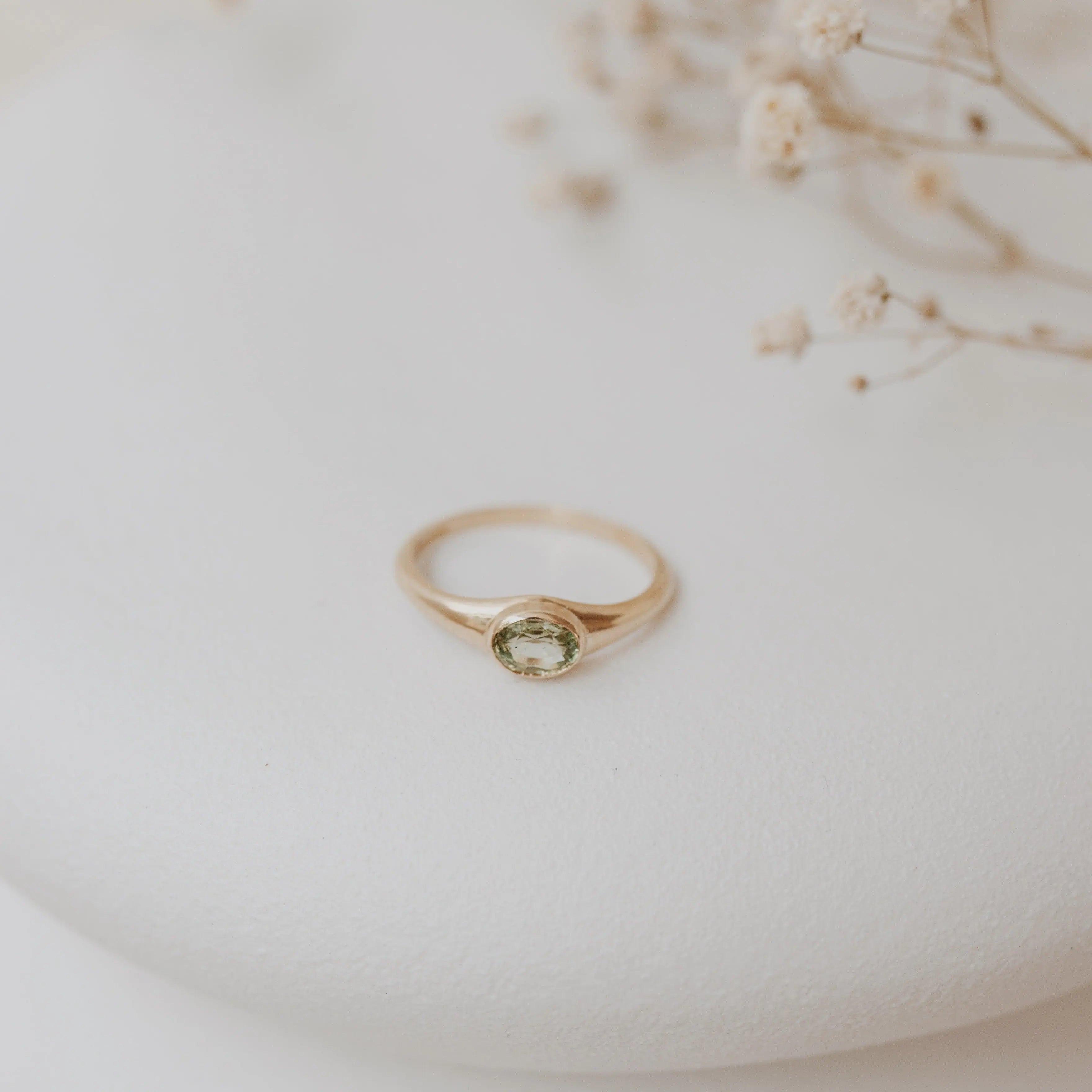 Green Sapphire Signet Ring - Alternative Engagement Ring Orizzo fine jewelry