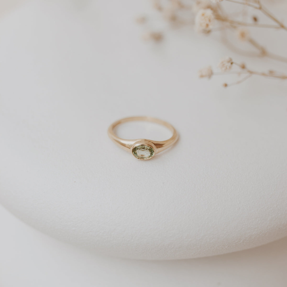 Green Sapphire Signet Ring - Alternative Engagement Ring Orizzo fine jewelry