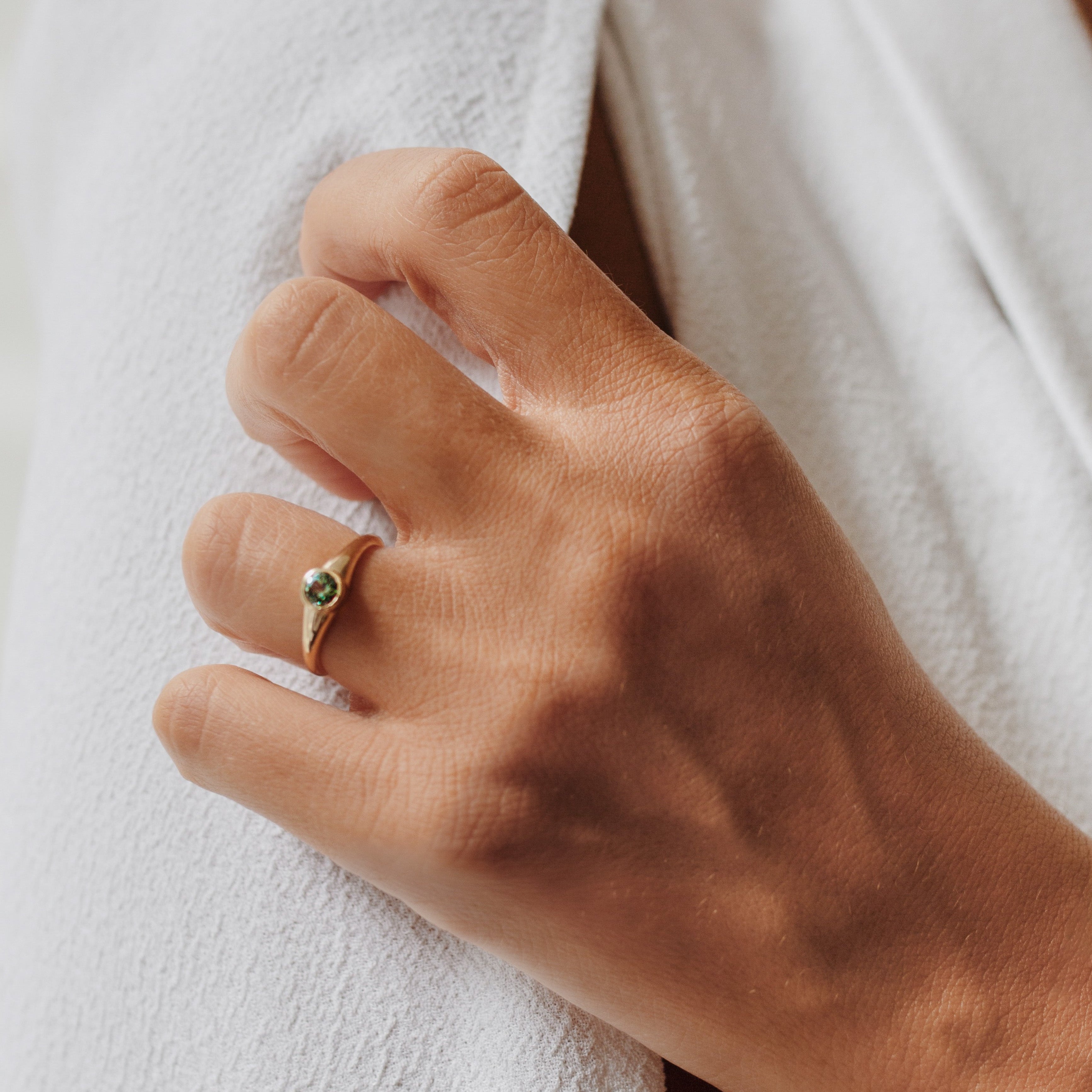 Green Sapphire Signet Ring - Alternative Engagement Ring Orizzo fine jewelry