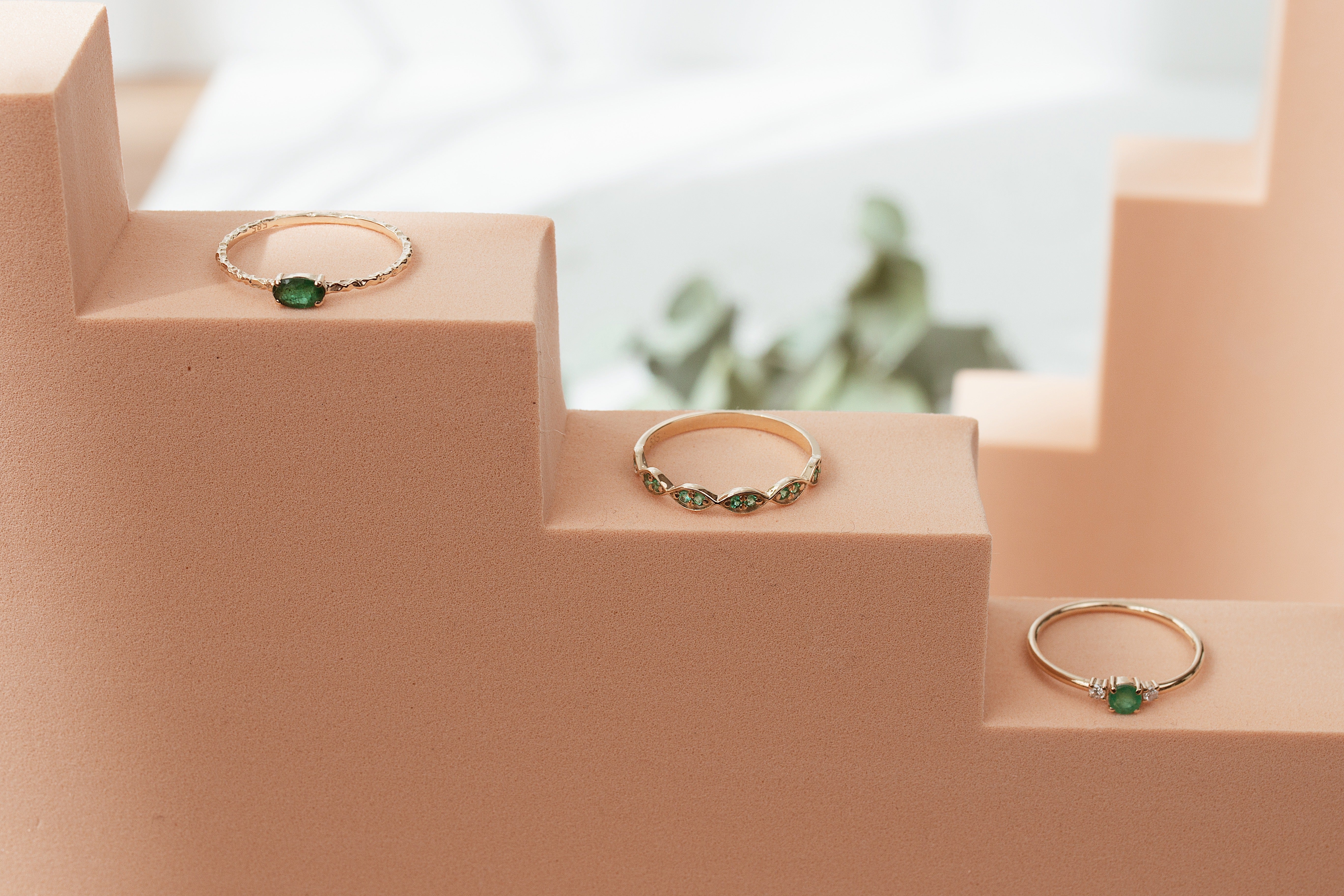 Solitaire Oval Emerald Ring in 14K Gold Orizzo fine jewelry