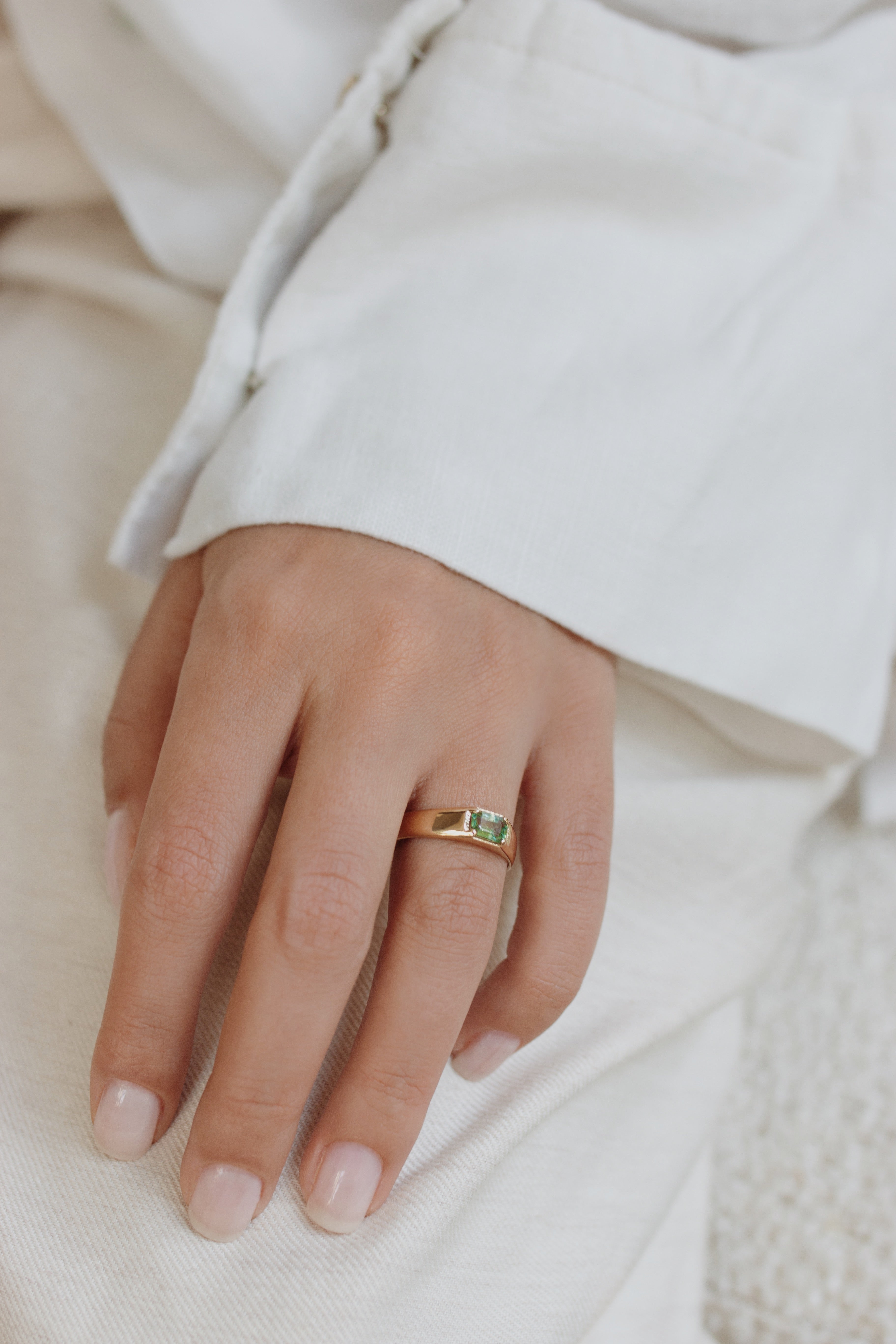 Green Sapphire Signet Ring In 14k Gold Orizzo fine jewelry