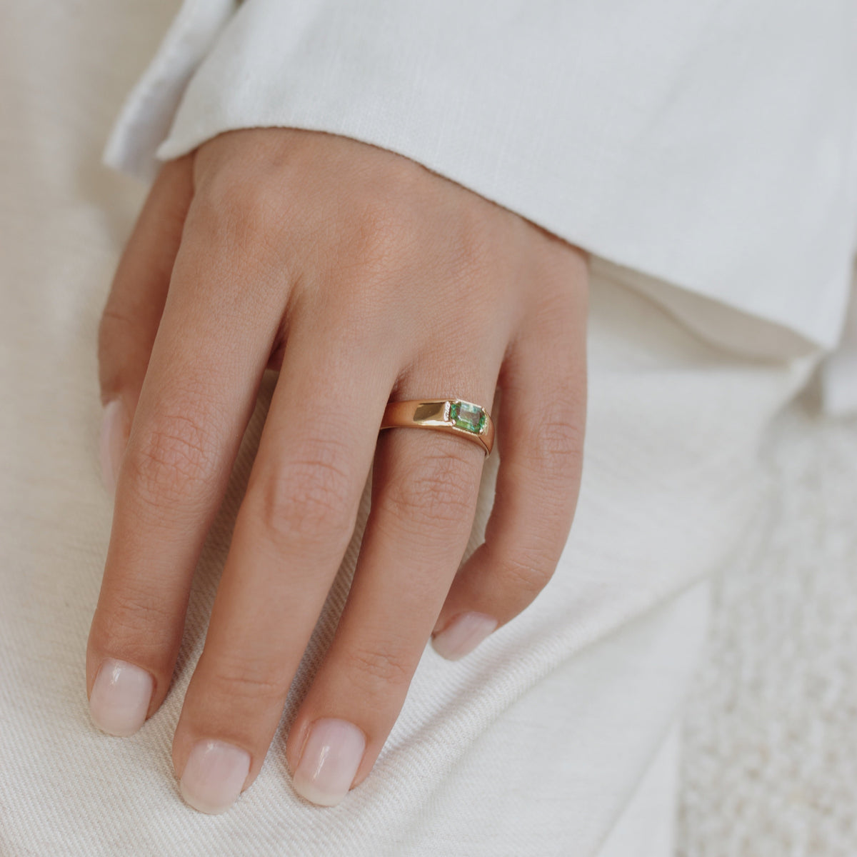 Green Sapphire Signet Ring In 14k Gold Orizzo fine jewelry