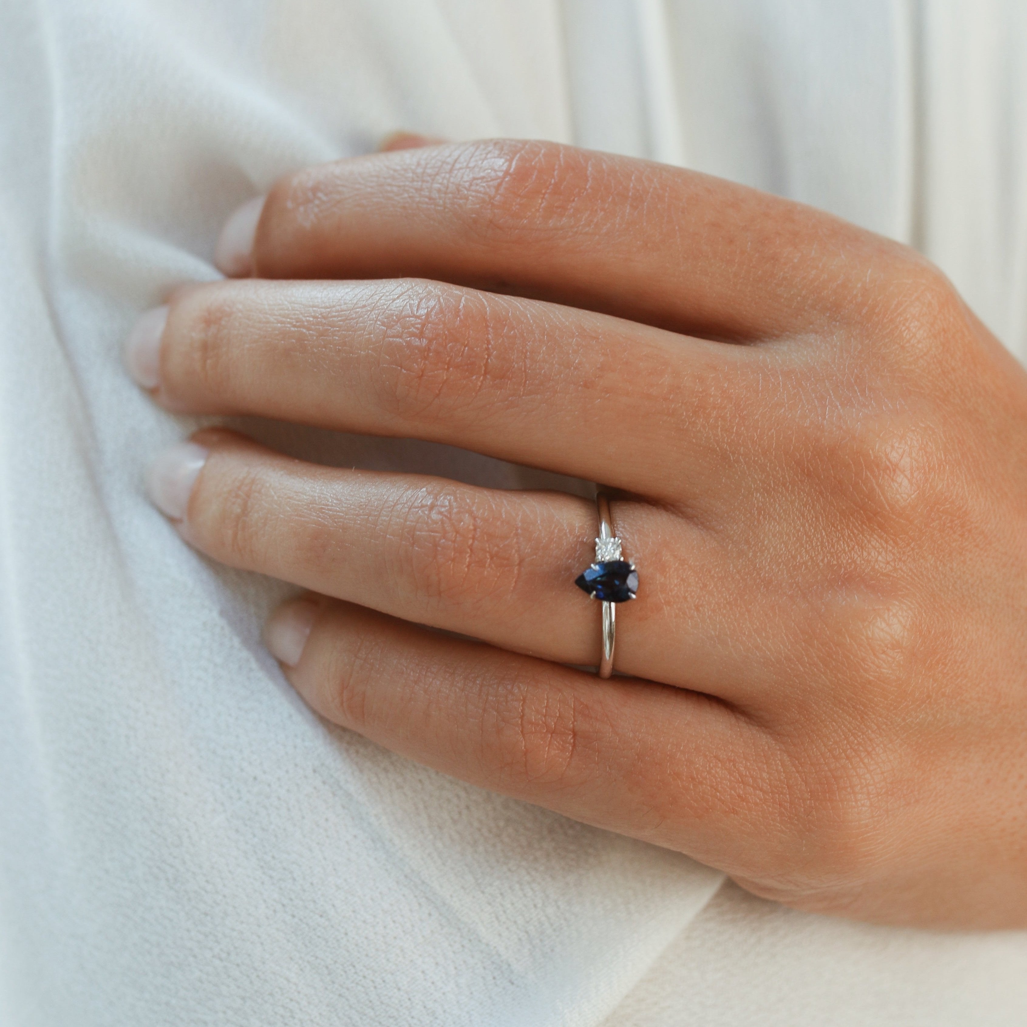 Tropfenförmiger Blauer Saphir Ring mit Diamant – Alternativer Brautring