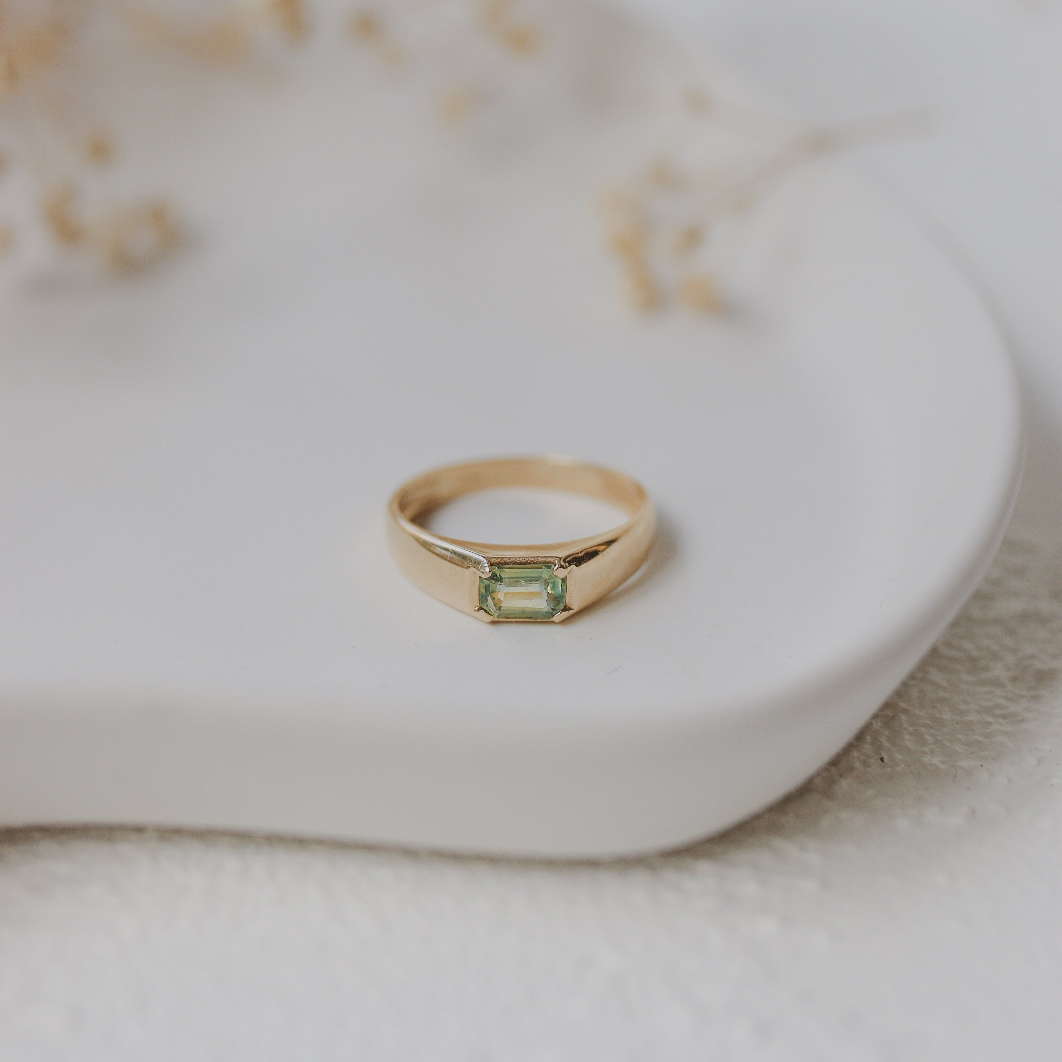 Green Sapphire Signet Ring In 14k Gold Orizzo fine jewelry