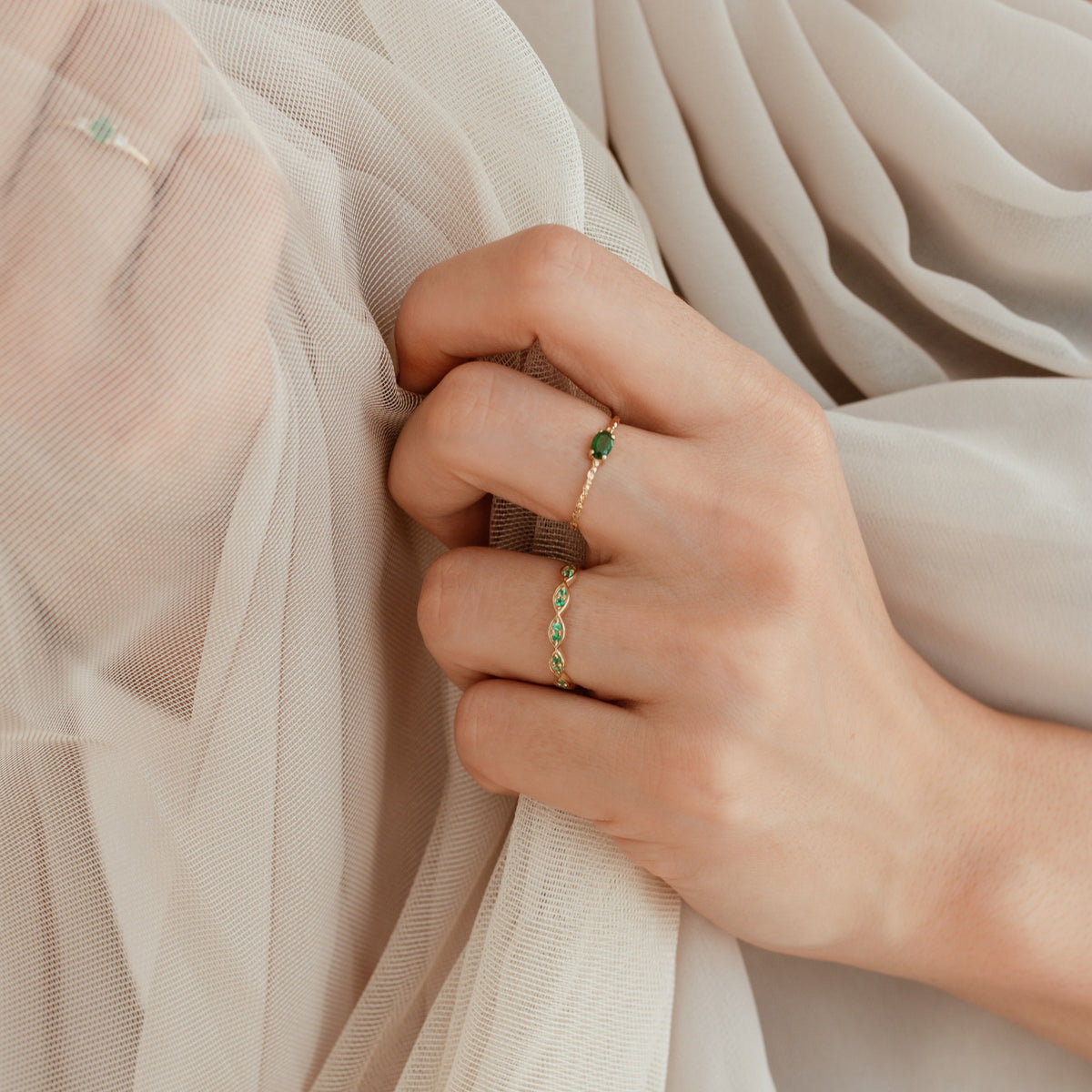 Solitaire Oval Emerald Ring in 14K Gold Orizzo fine jewelry
