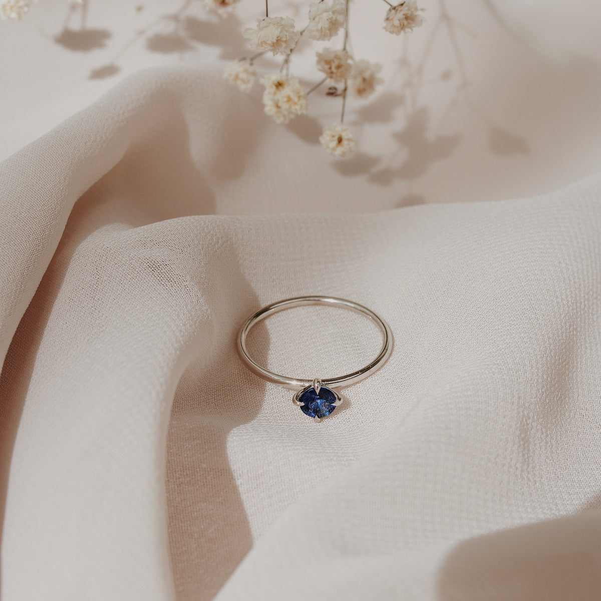 Solitaire Blue Sapphire Engagement Ring Orizzo fine jewelry