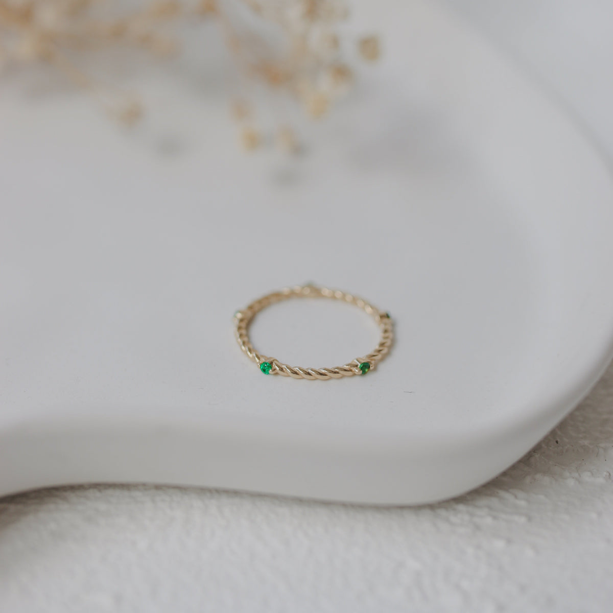 Twisted Wedding Band With Emerald Orizzo fine jewelry