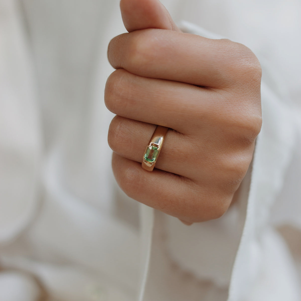 Green Sapphire Signet Ring In 14k Gold Orizzo fine jewelry