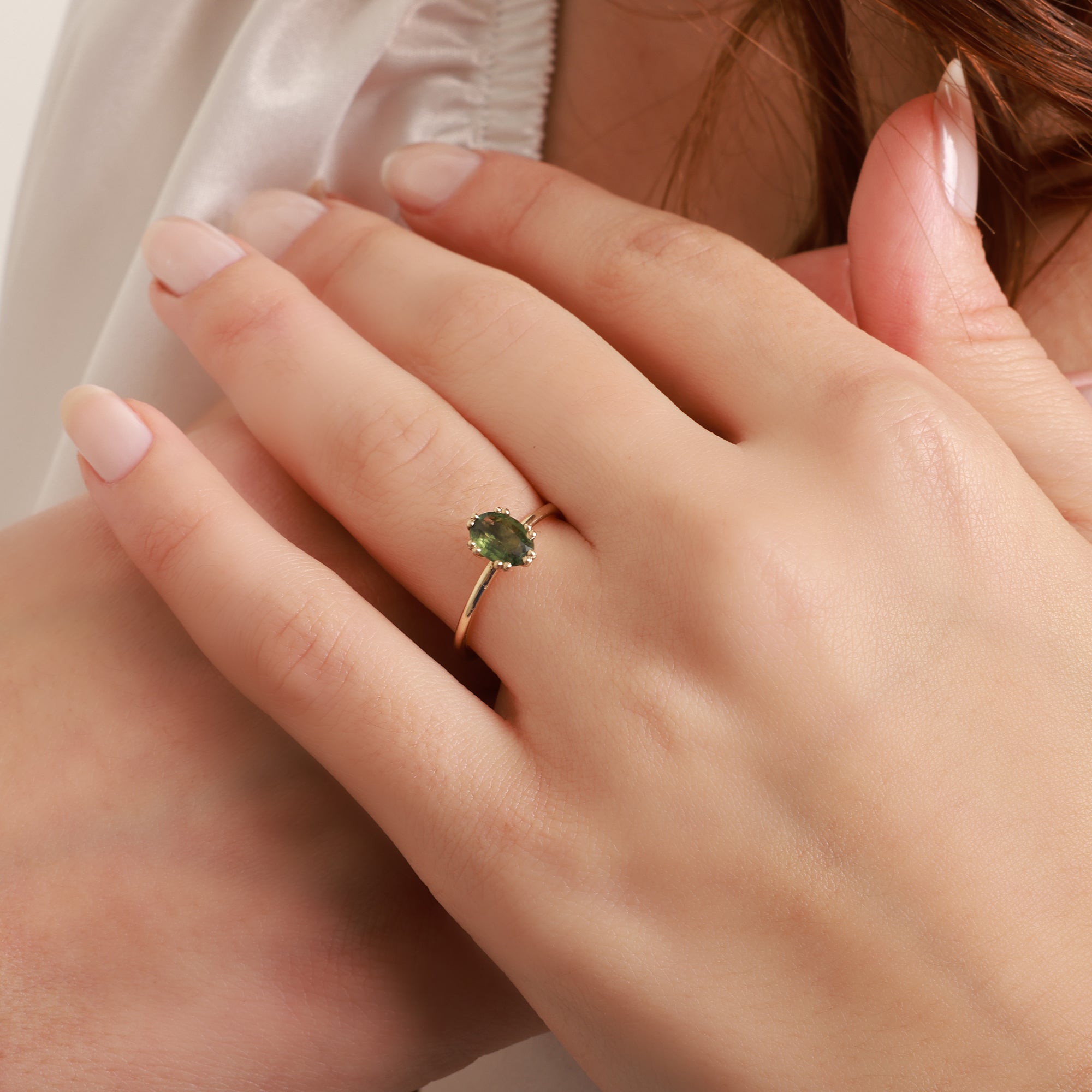 Olivgrüner Saphir Ring in Doppel-Fassung