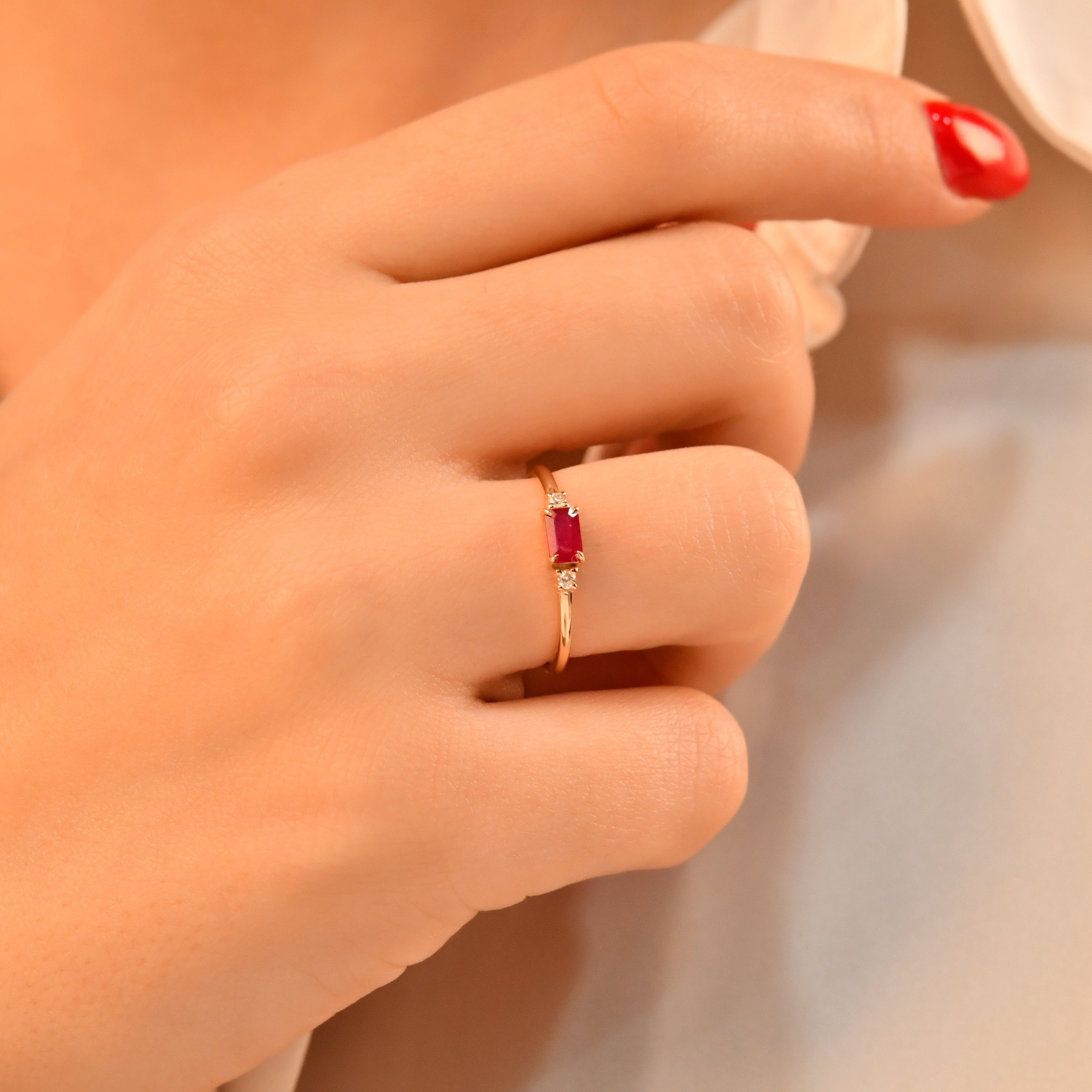 Rubínový prsten se smaragdovým brusem a diamantem