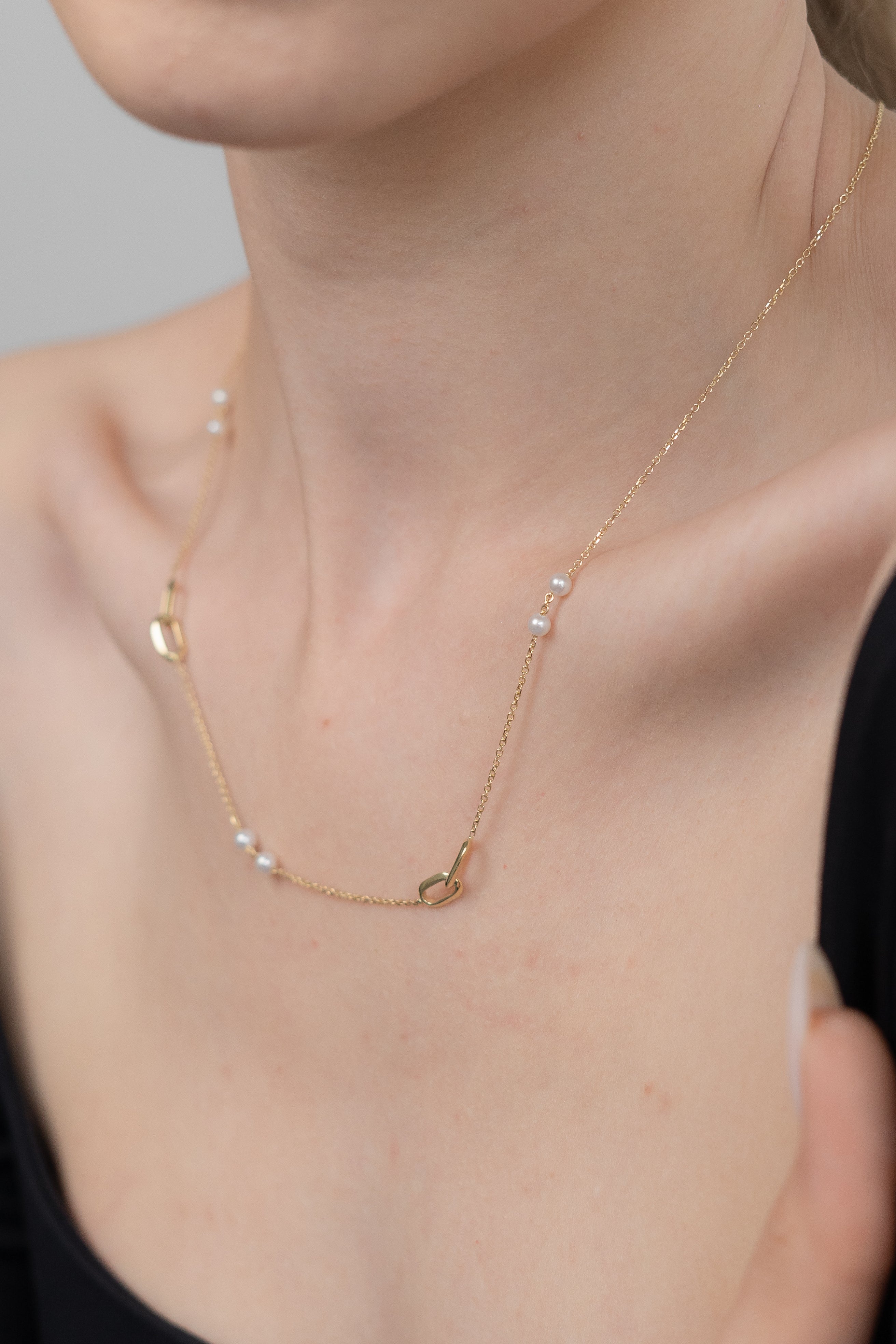 Gold Perlen Halskette mit geometrischem Link