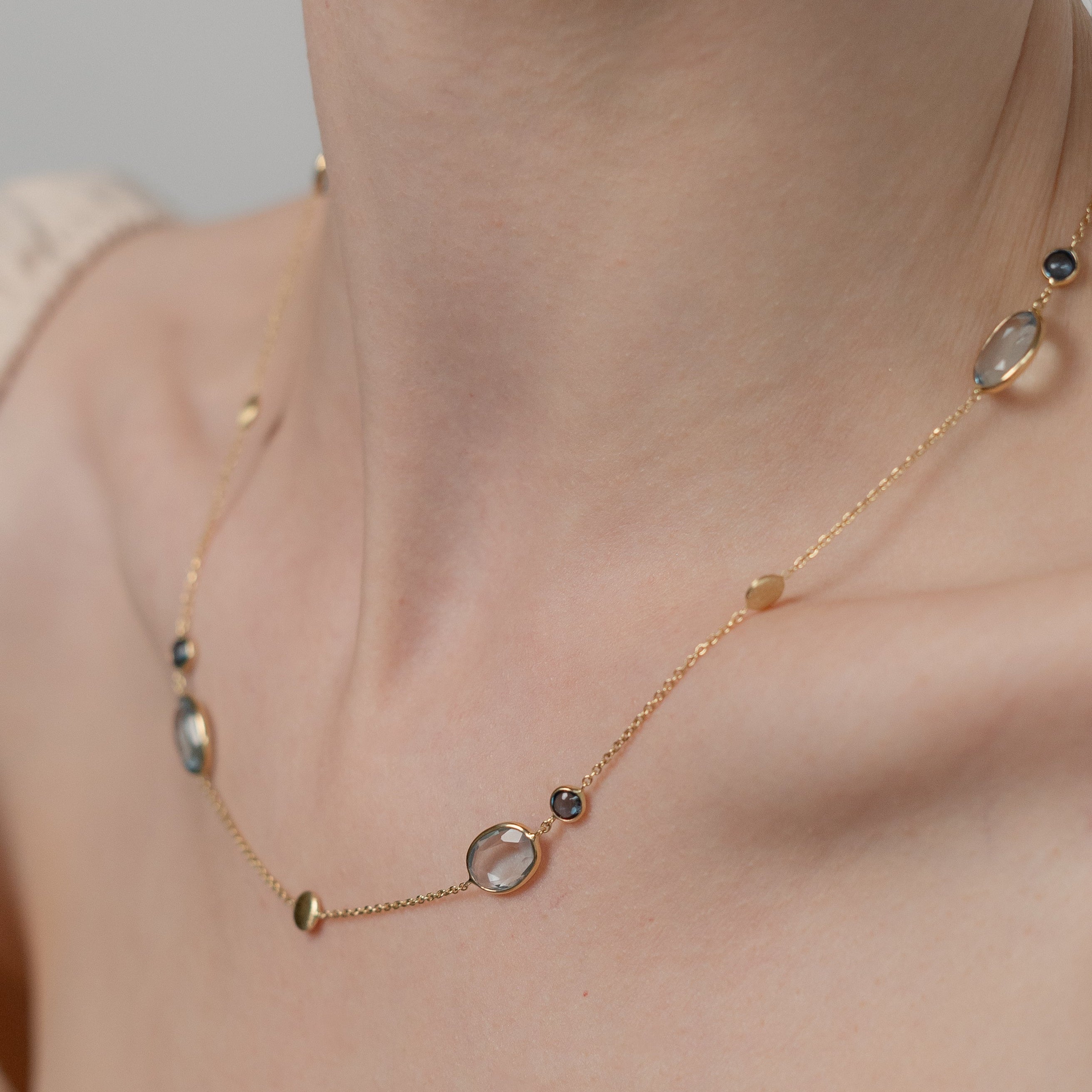 Leuchtende Aquamarin Halskette mit London Blue Topas