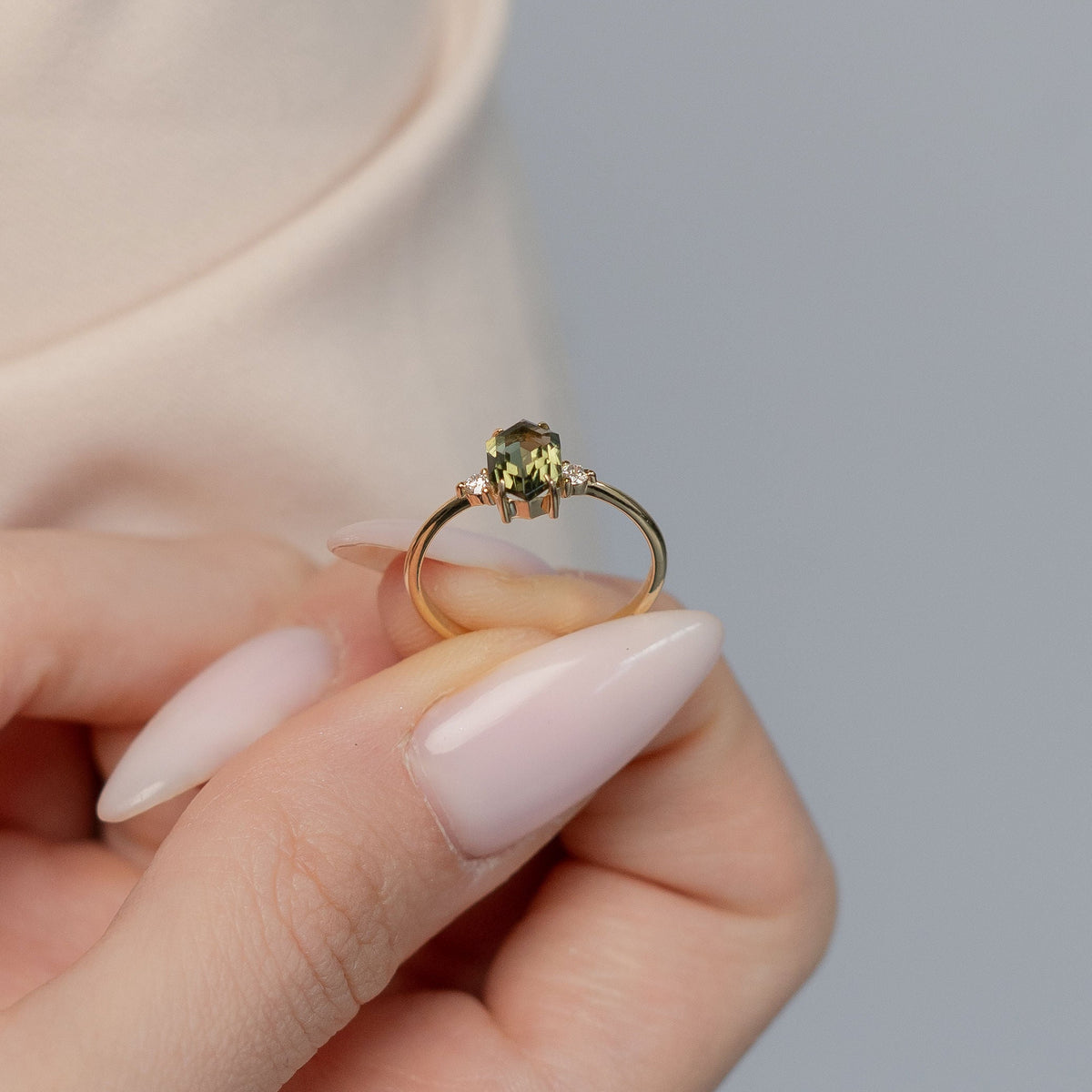 Prsten s vltavínem hexagonálního brusu a diamanty – Hexara Uno ze 14karátového zlato