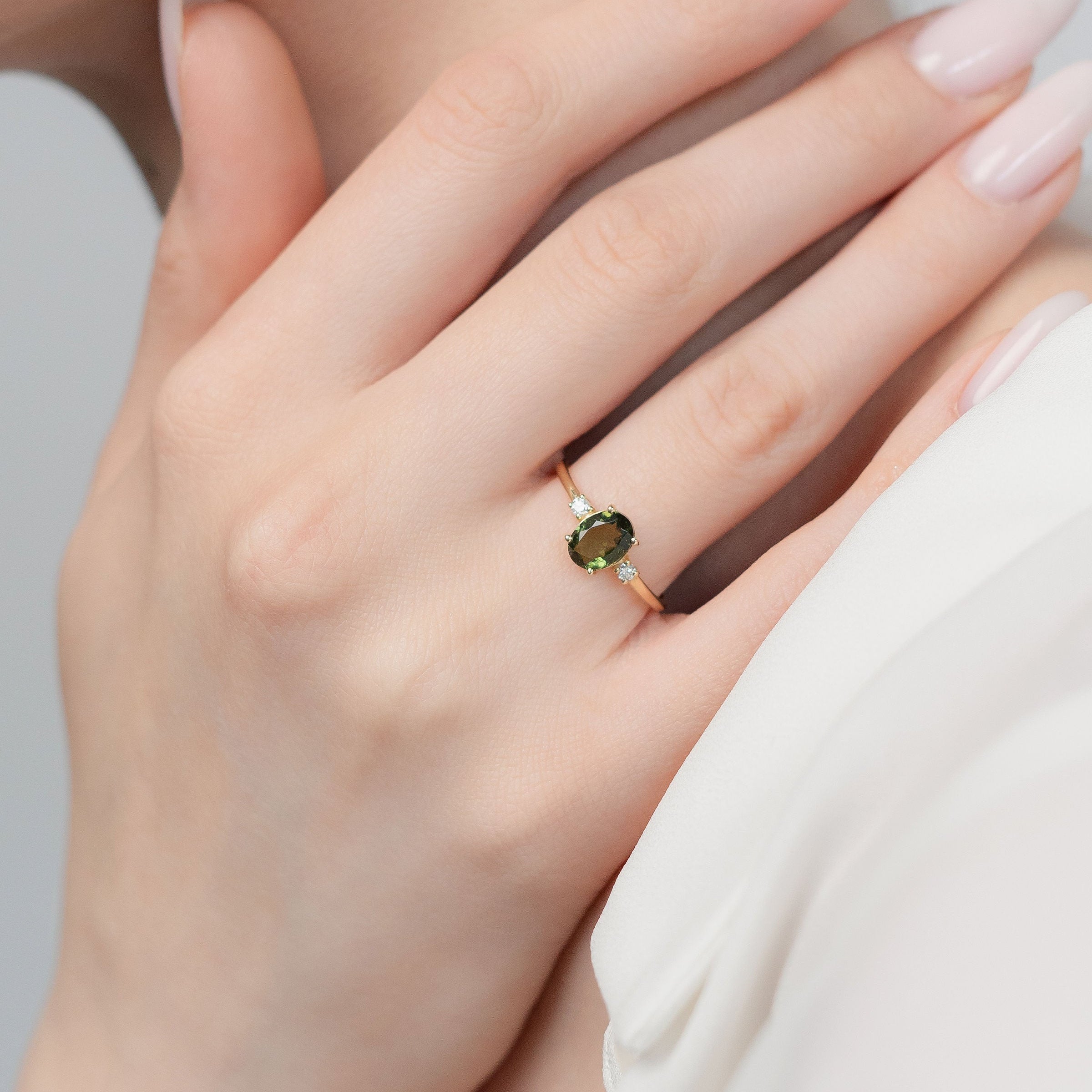 Ovaler Moldavit Ring mit Diamant – 14 Karat Massivgold