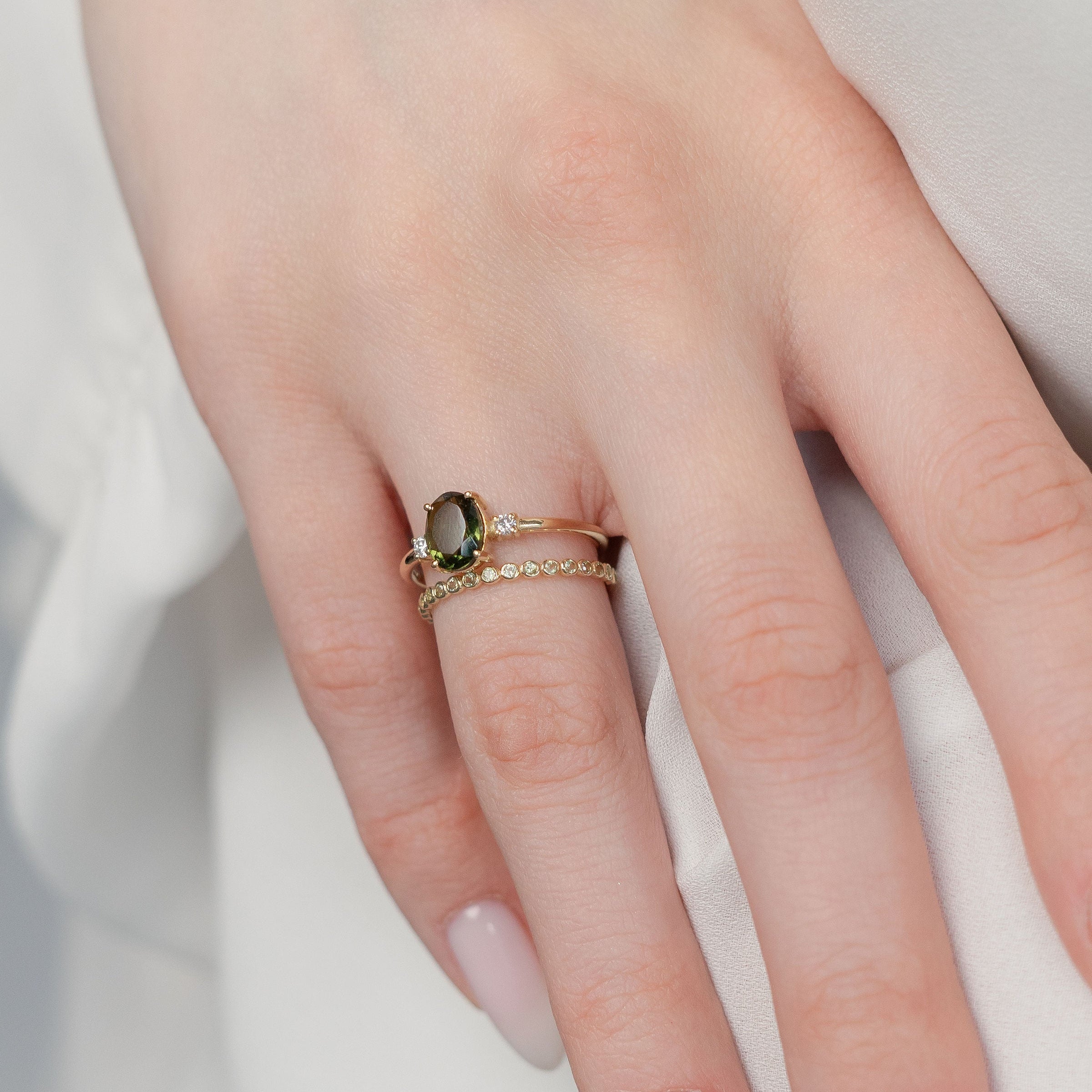 Ovaler Moldavit Ring mit Diamant – 14 Karat Massivgold