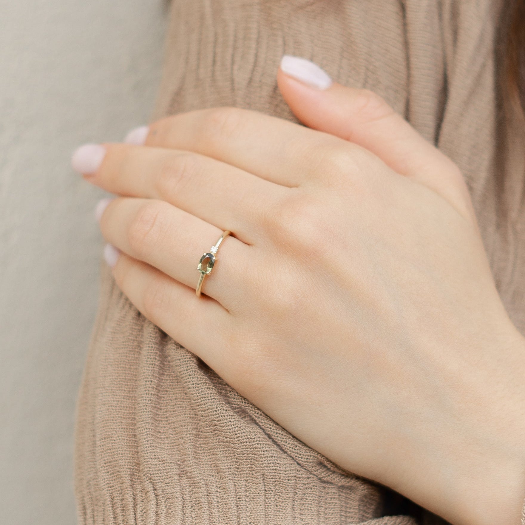 Double Stone Moldavit Ring mit Diamant