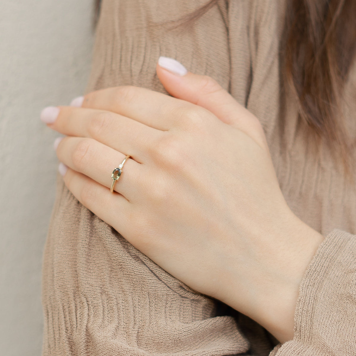 Double Stone Moldavit Ring mit Diamant