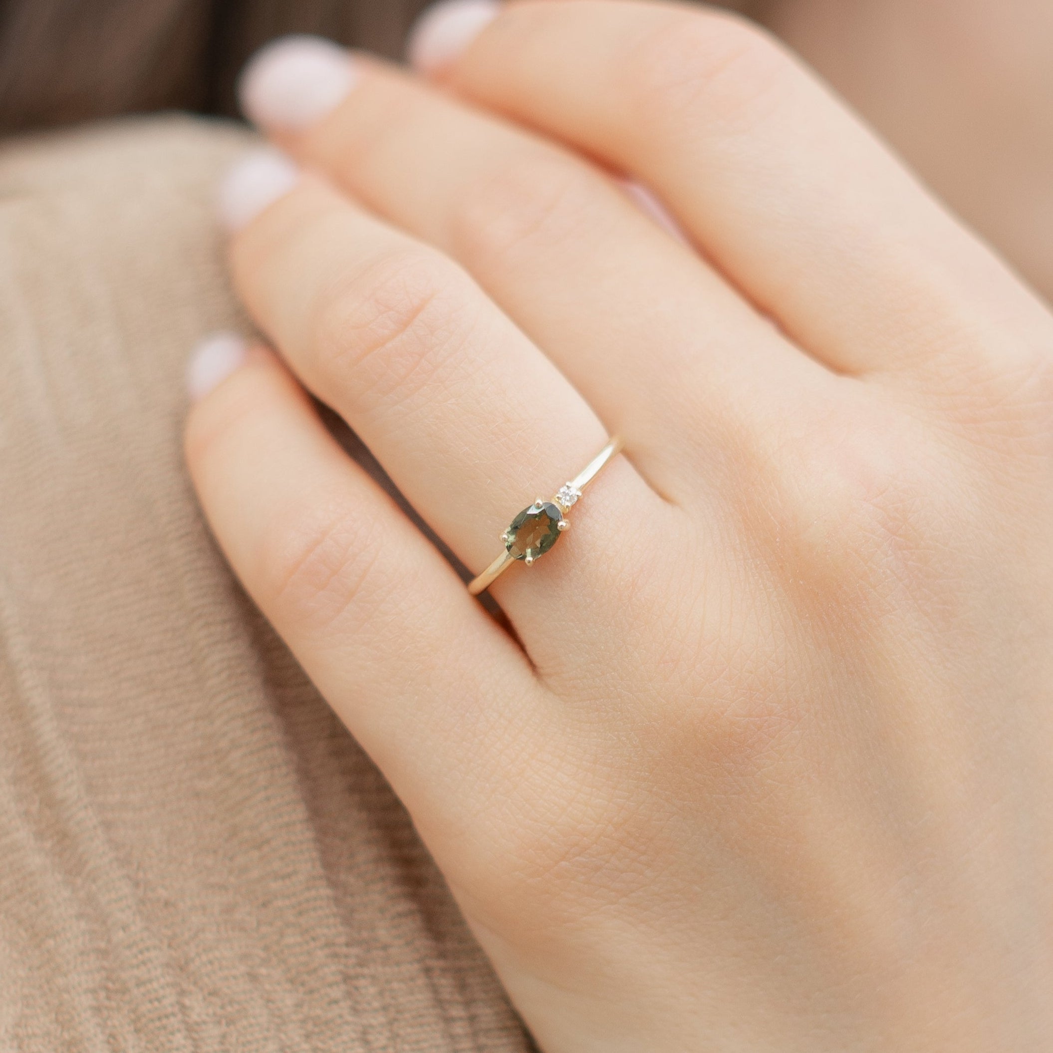 Double Stone Moldavit Ring mit Diamant