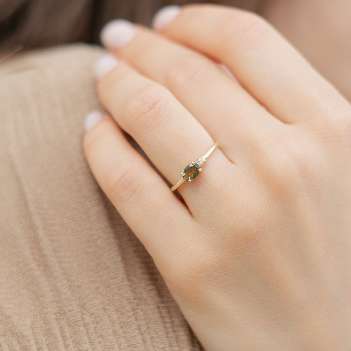 Double Stone Moldavit Ring mit Diamant