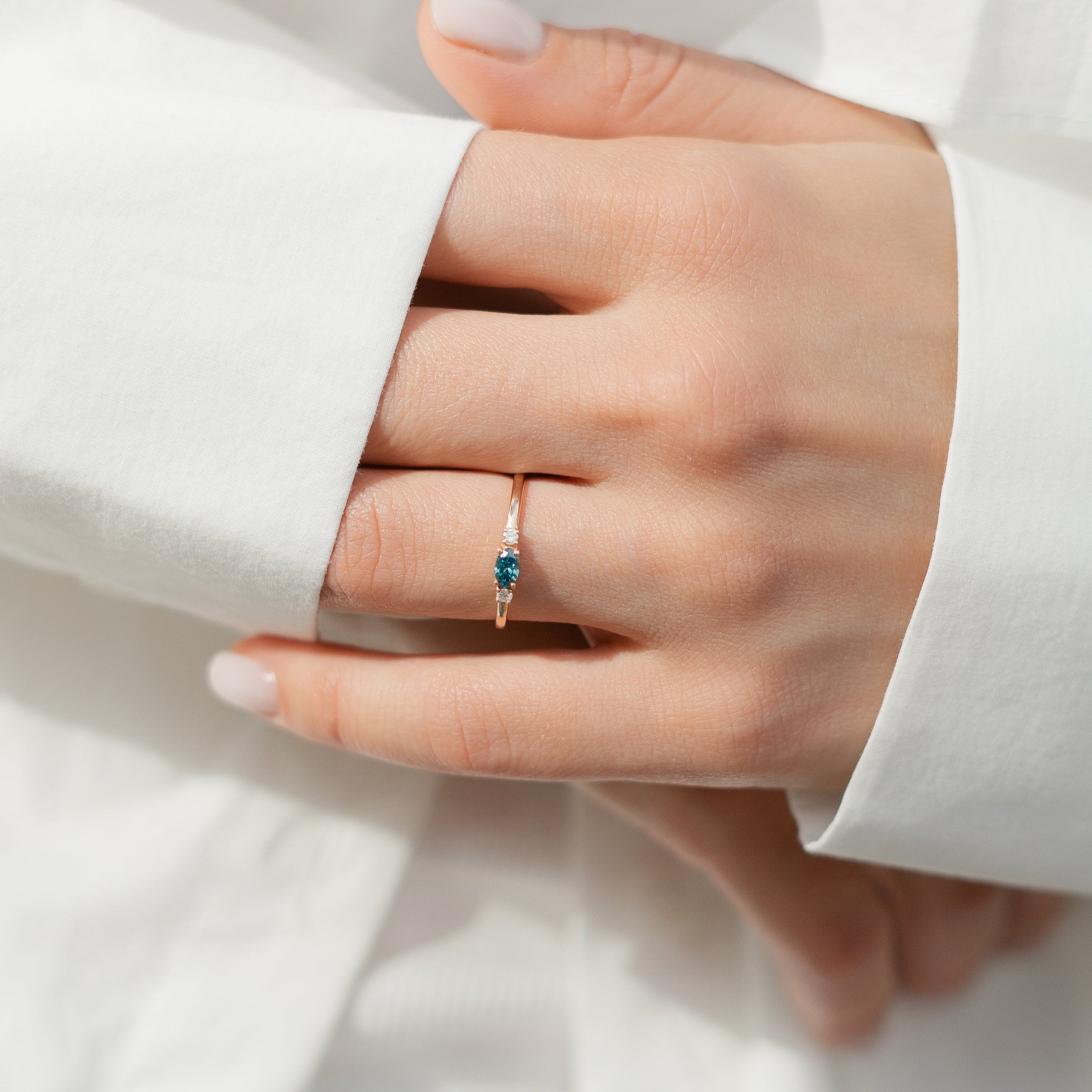 Prsten s horizontálně usazeným modrým diamantem a bílými diamanty – 14karátové zlato