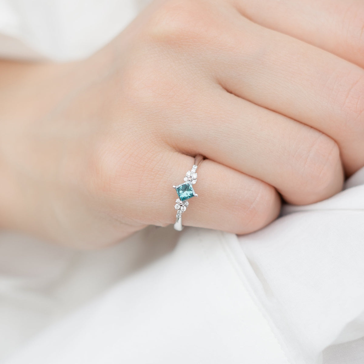 Zásnubní prsten s modrým diamantem princess-cut a halo diamanty ze 14karátového zlato
