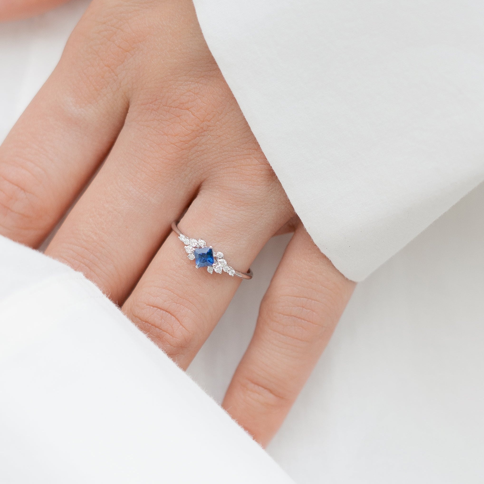 Blauer Saphir Cluster Ring mit Diamant