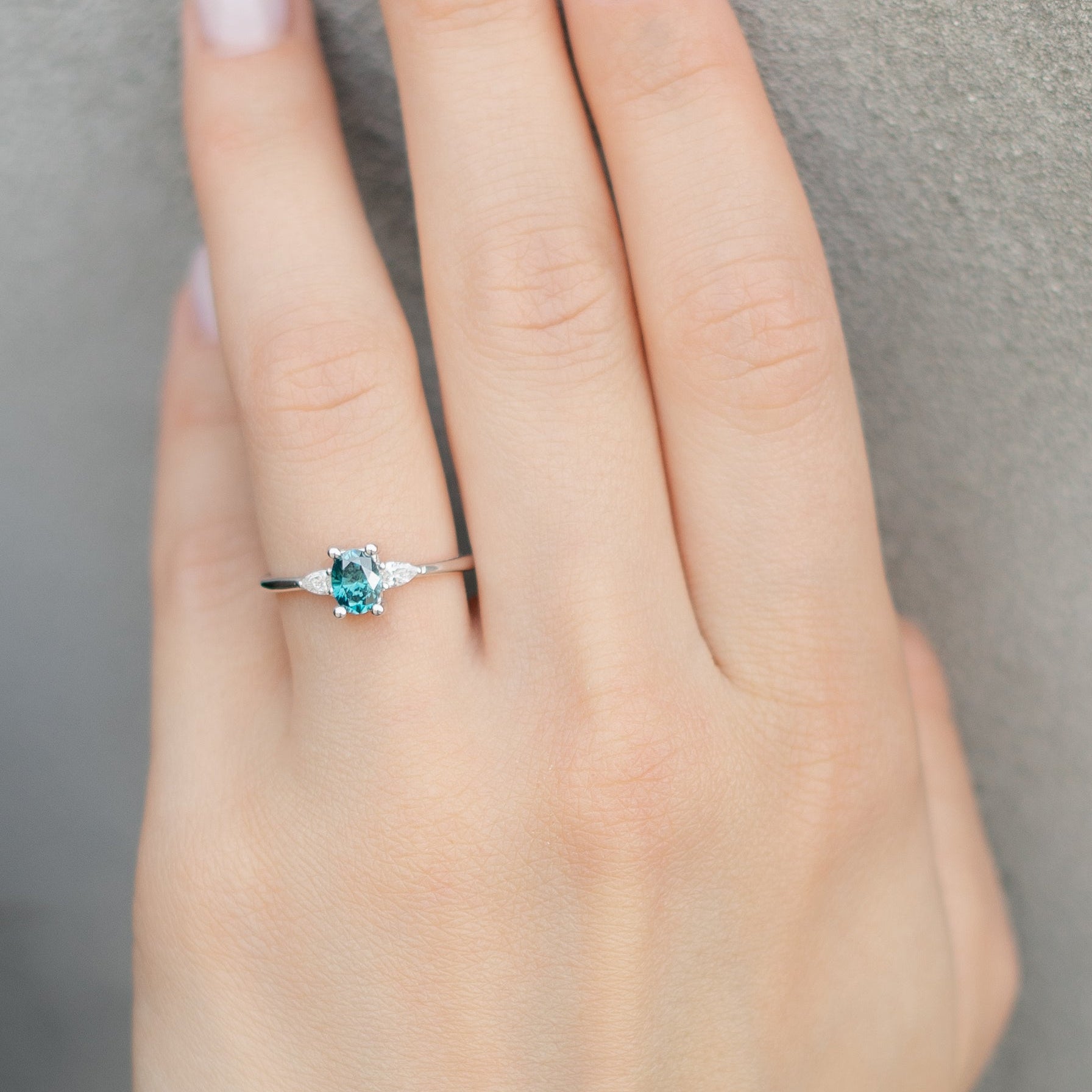 Drei-Stein Blauer Diamant Ring