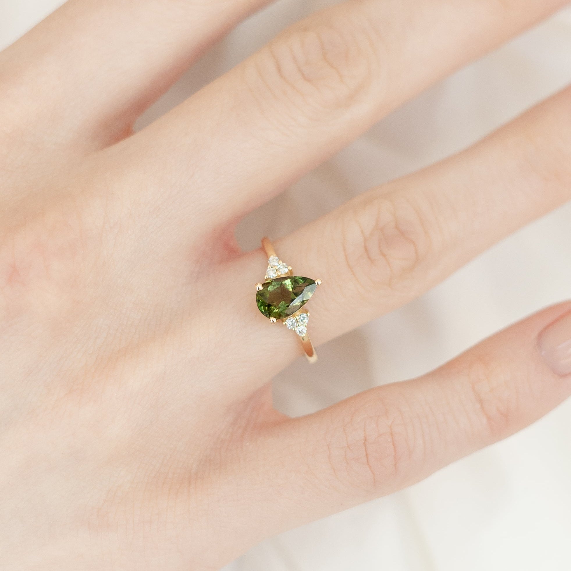 Tropfenförmiger Moldavit Verlobungsring mit Diamant