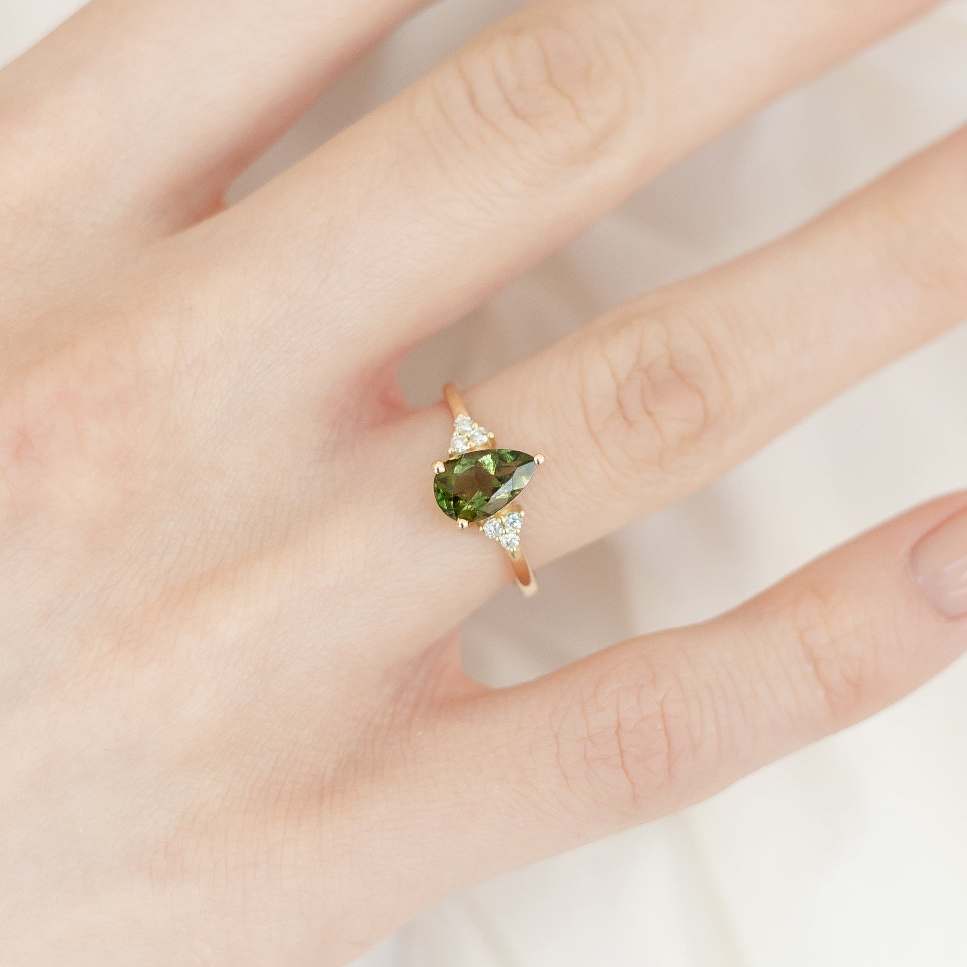 Tropfenförmiger Moldavit Verlobungsring mit Diamant