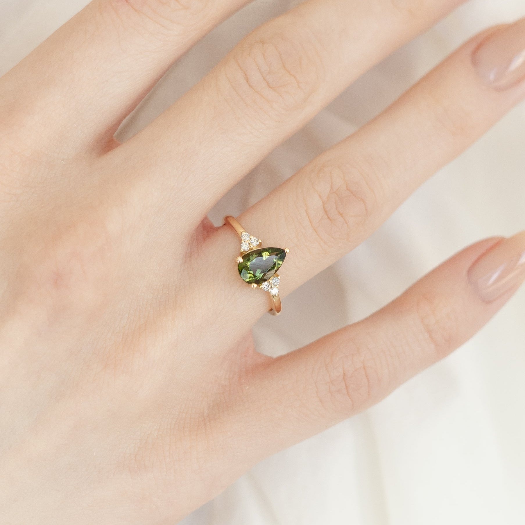 Tropfenförmiger Moldavit Verlobungsring mit Diamant