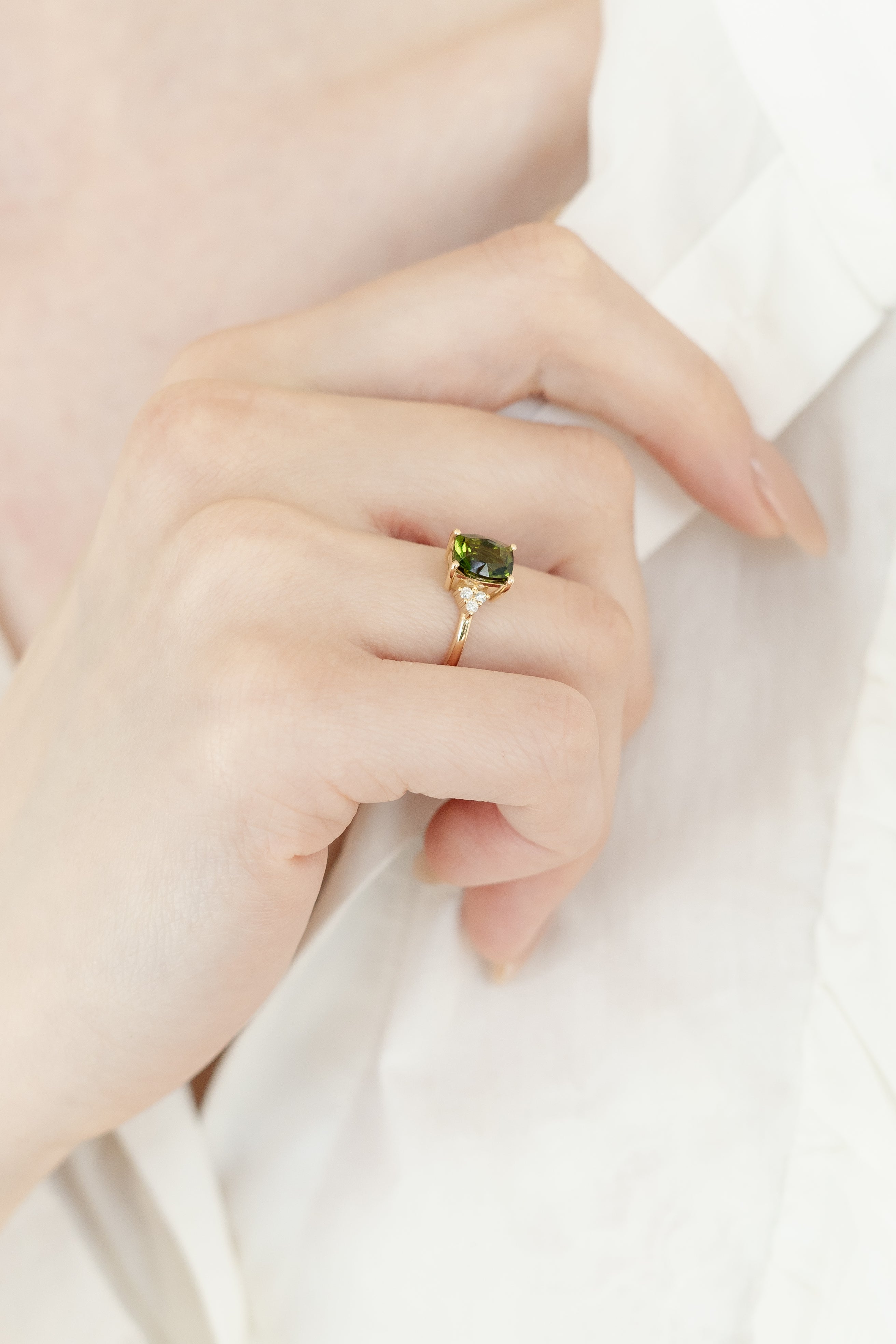 Smaragdschliff Moldavit Ring aus 14 Karat Gold mit Diamanten