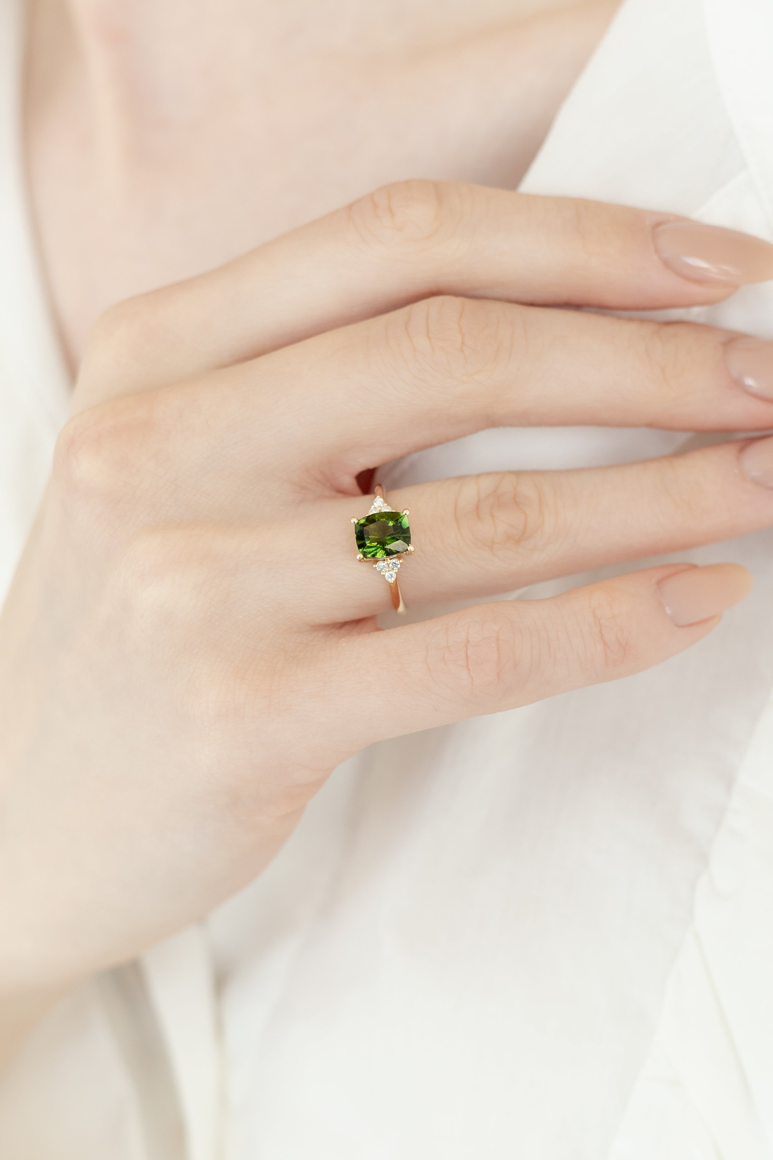Smaragdschliff Moldavit Ring aus 14 Karat Gold mit Diamanten